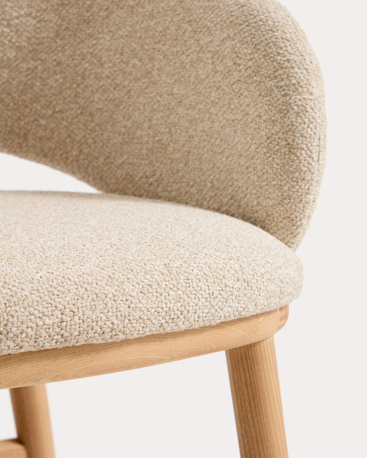 Barhocker Maina in Beige mit Chenille-Bezug, geschwungener Lehne und Beinen aus Eschenholz