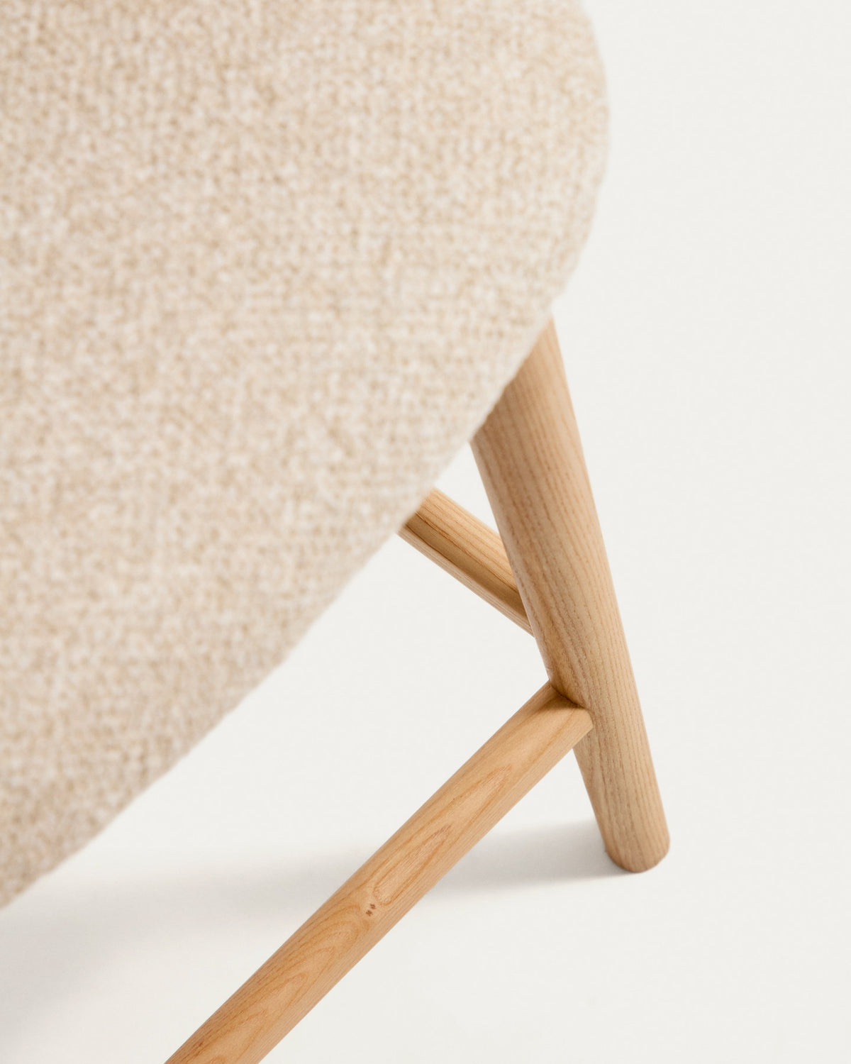 Barhocker Maina in Beige mit Chenille-Bezug, geschwungener Lehne und Beinen aus Eschenholz