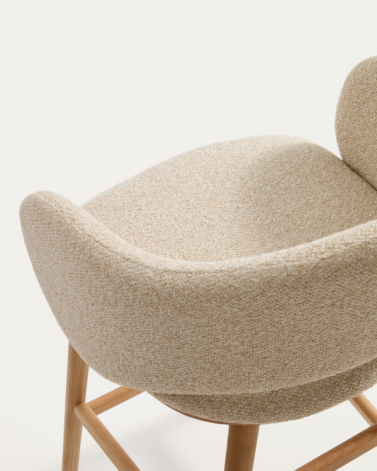 Barhocker Maina in Beige mit Chenille-Bezug, geschwungener Lehne und Beinen aus Eschenholz