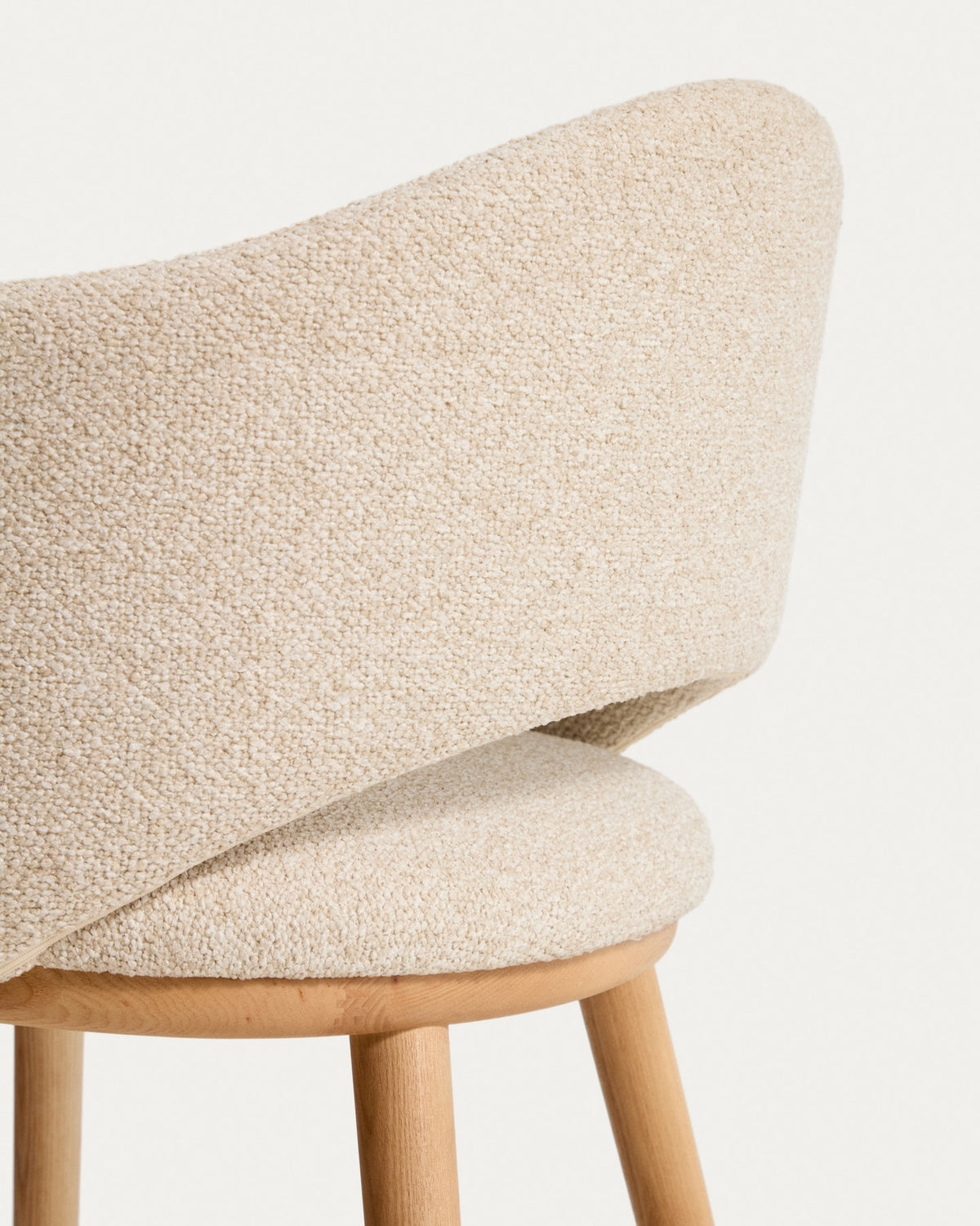Barhocker Maina in Beige mit Chenille-Bezug, geschwungener Lehne und Beinen aus Eschenholz