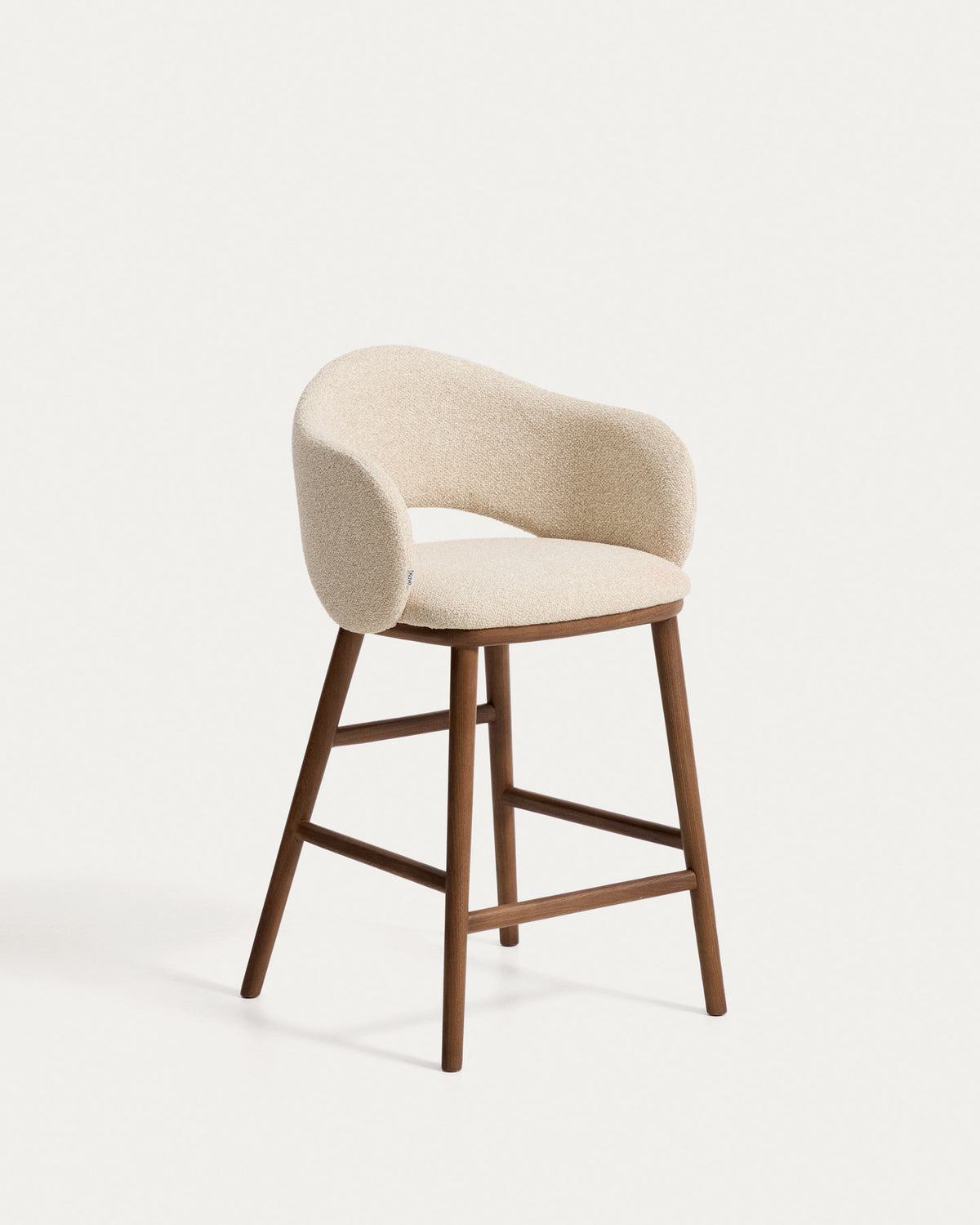 Beiger Barhocker Maina mit Chenille-Bezug, geschwungener Lehne und braunen Holzbeinen