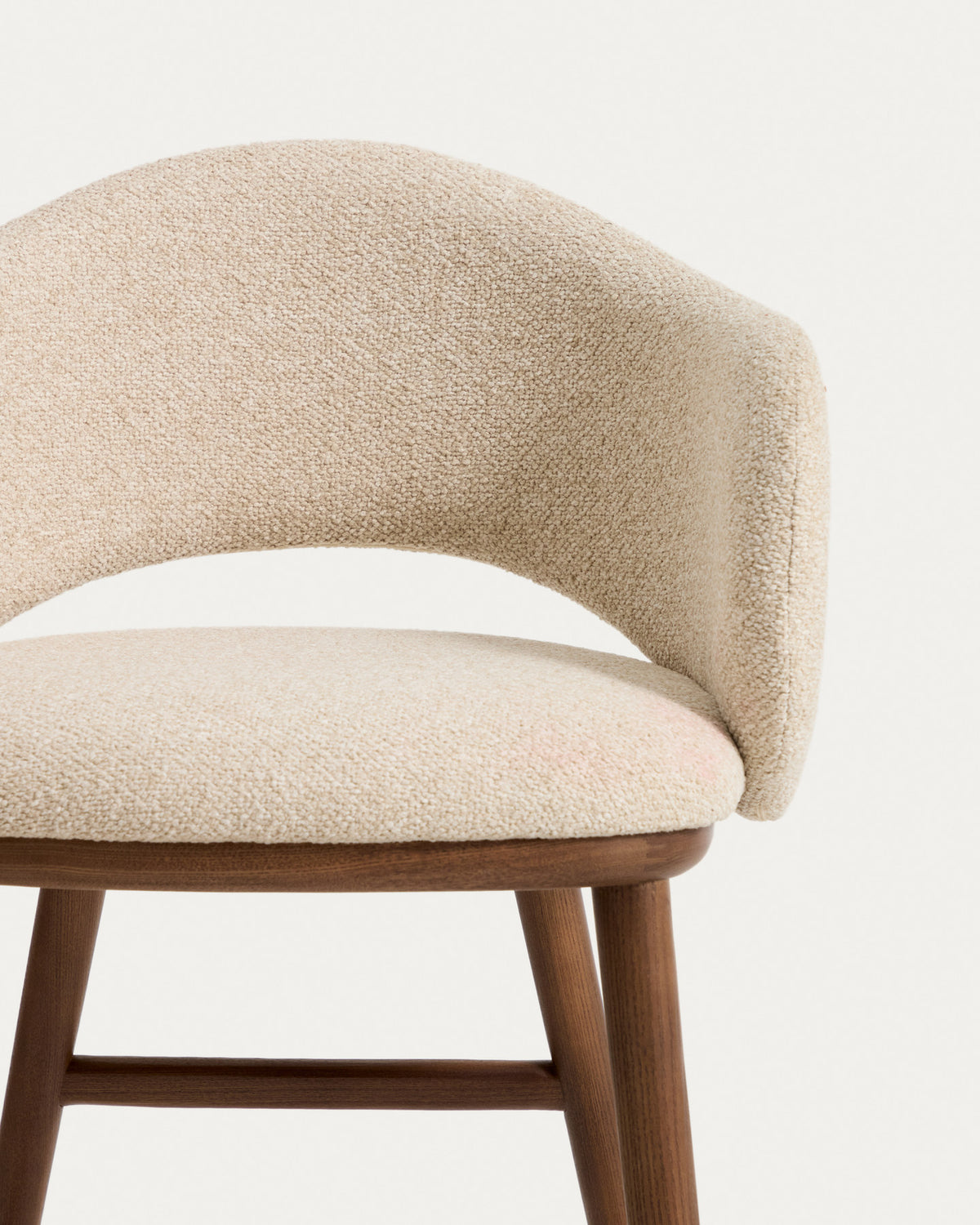 Beiger Barhocker Maina mit Chenille-Bezug, geschwungener Lehne und braunen Holzbeinen
