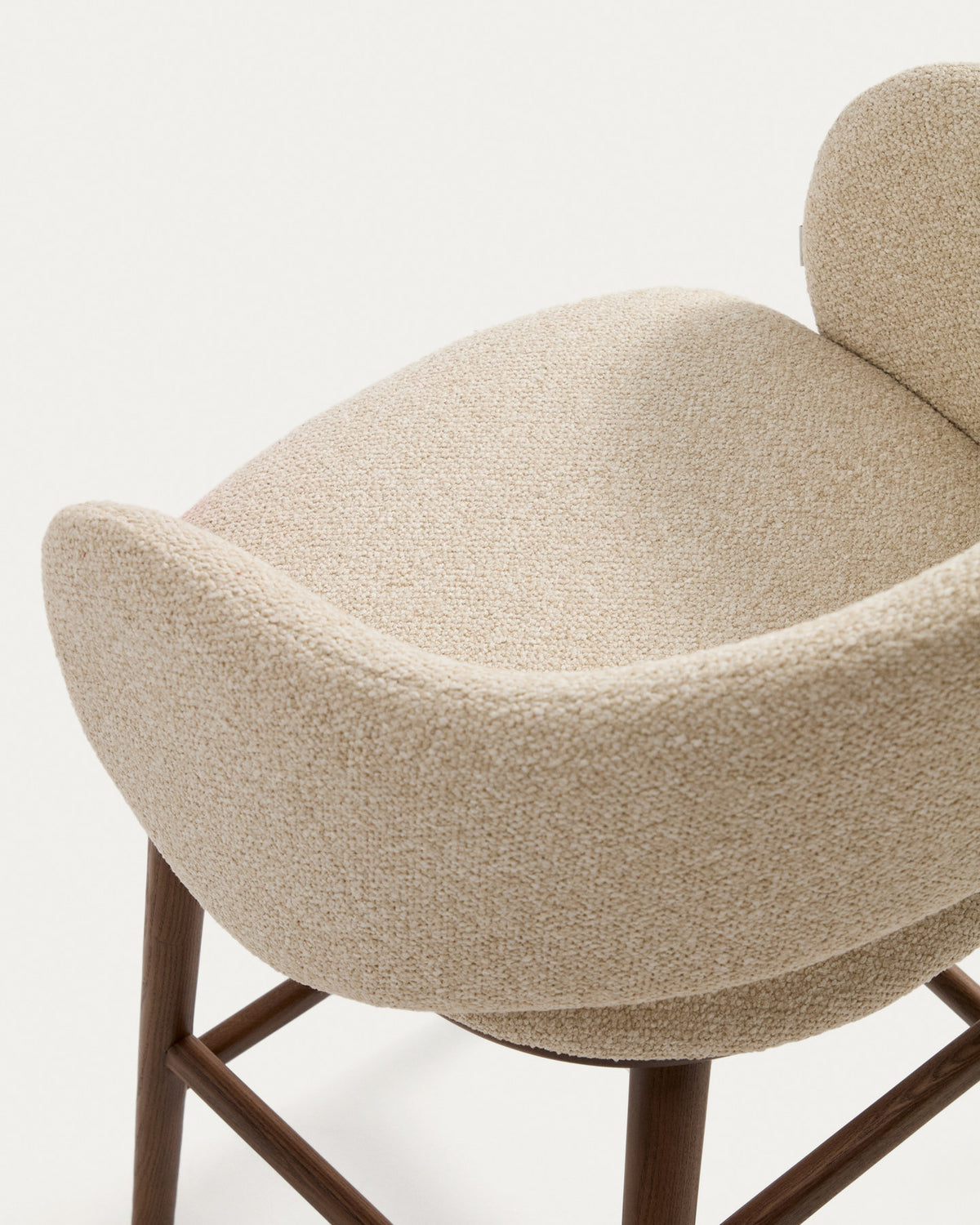 Beiger Barhocker Maina mit Chenille-Bezug, geschwungener Lehne und braunen Holzbeinen