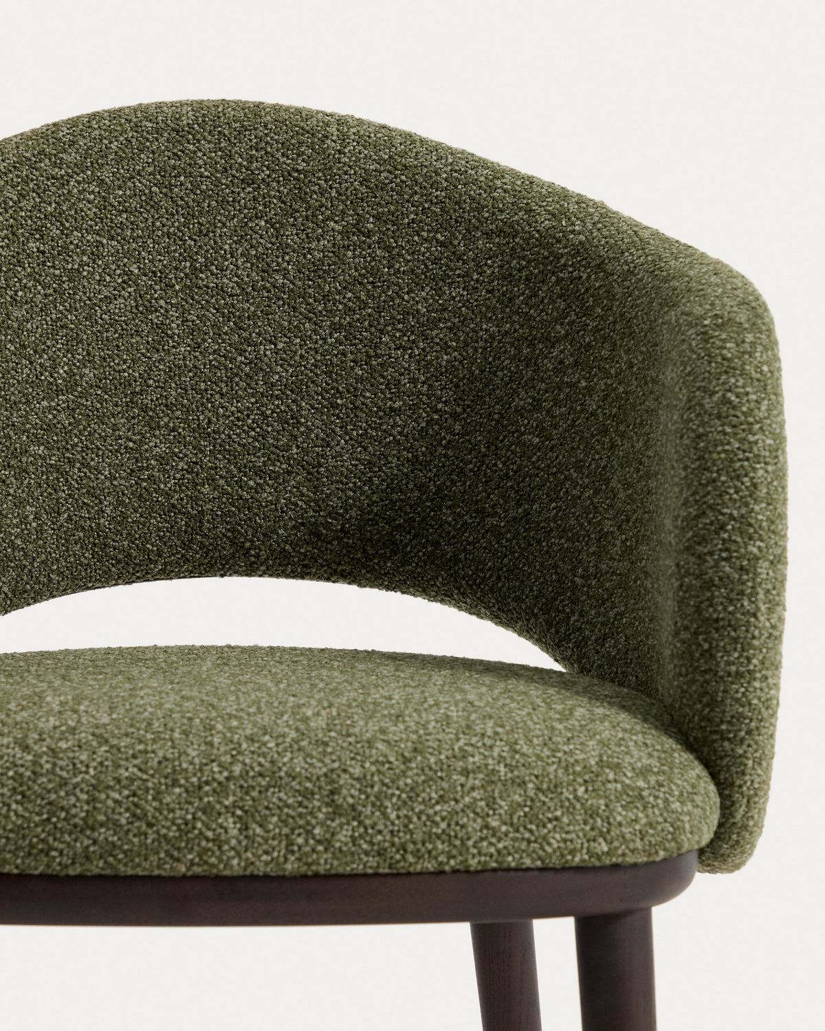 Grüner Polsterstuhl Maina mit Chenille-Bezug, Armlehnen und dunklen Holzbeinen