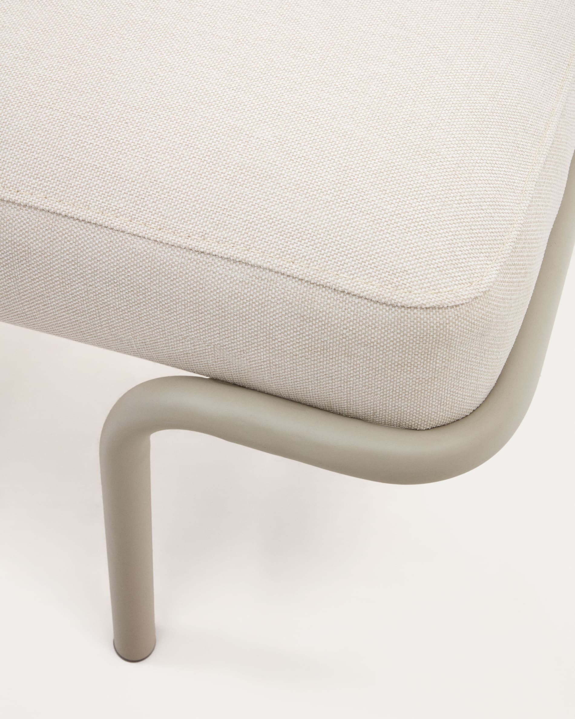 Stilvolle Polsterbank in Beige mit robustem grauem Metallgestell, perfekt für jeden Raum und vielseitig einsetzbar.