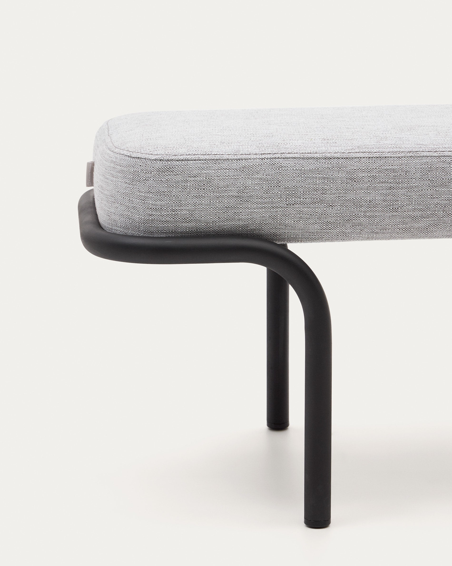 Moderne Polsterbank in Grau mit robustem schwarzem Metallgestell. Perfekt für Flur, Wohnzimmer oder Schlafzimmer. Stilvoll und vielseitig.