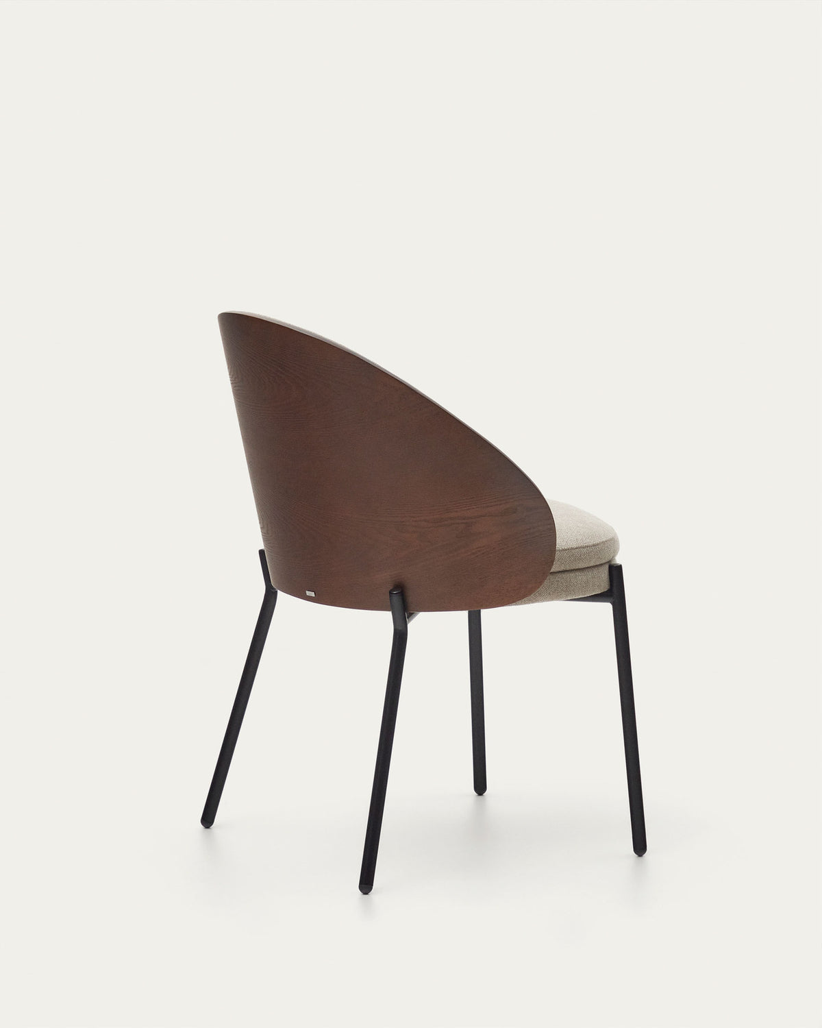 Eamy Stuhl aus hellbrauner Chenille mit Eschenfurnier in Nussbaum-Finish und schwarzem Metall in Beige präsentiert im Onlineshop von KAQTU Design AG. Stuhl ist von Kave Home