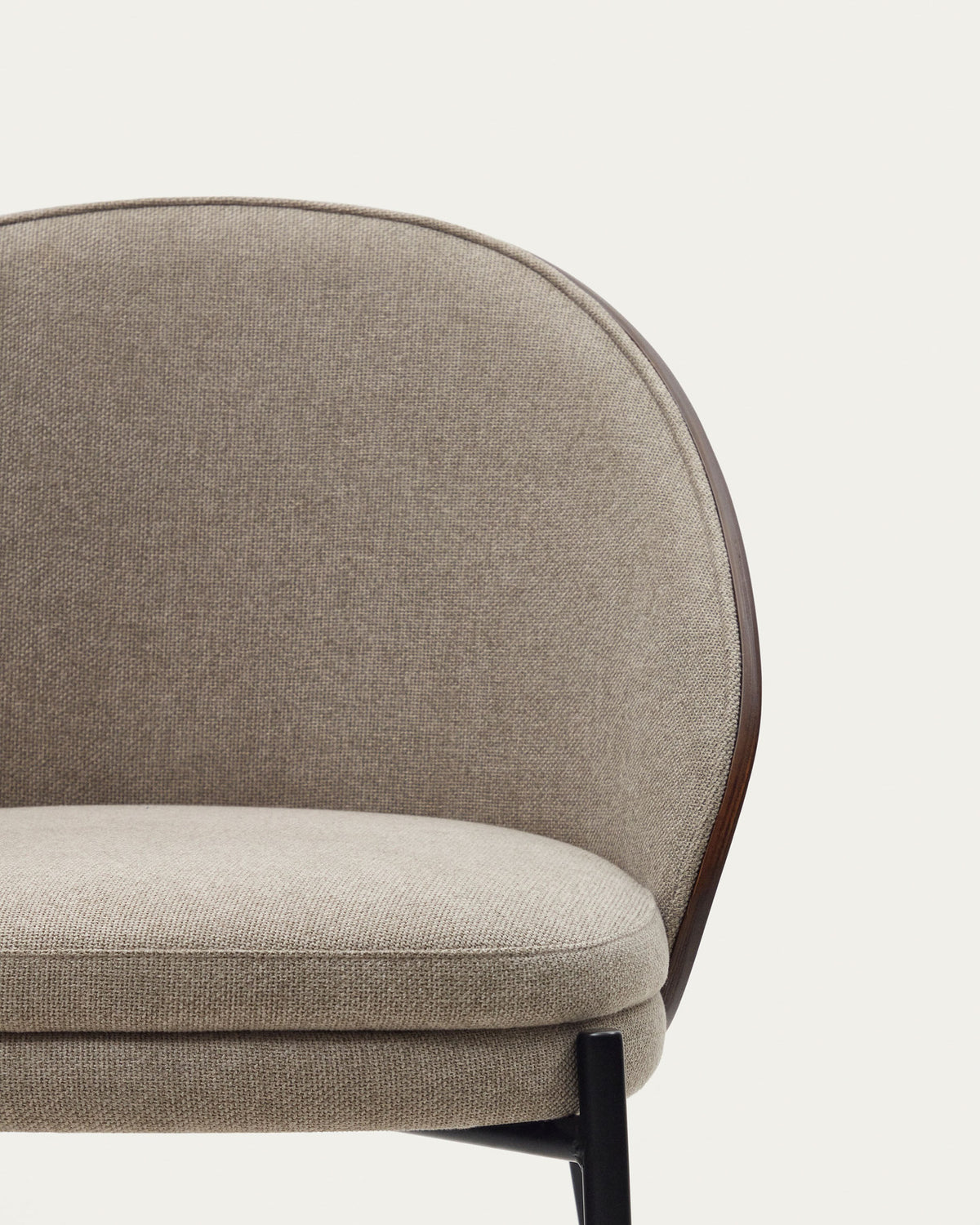 Eamy Stuhl aus hellbrauner Chenille mit Eschenfurnier in Nussbaum-Finish und schwarzem Metall in Beige präsentiert im Onlineshop von KAQTU Design AG. Stuhl ist von Kave Home