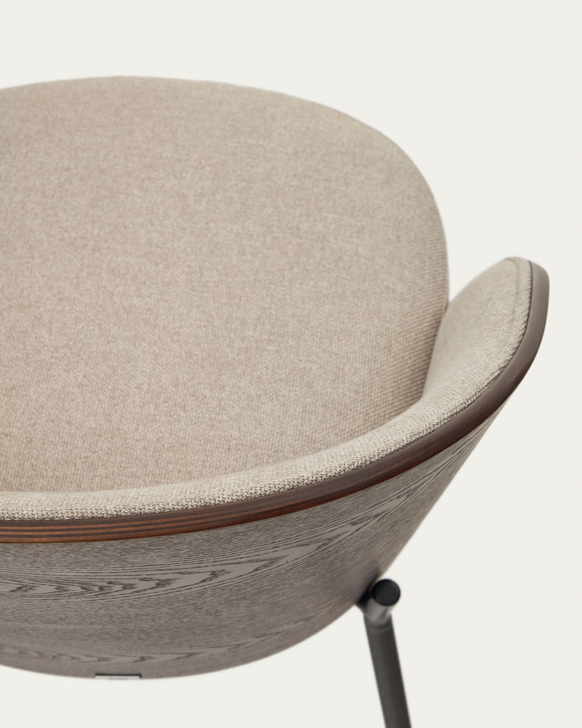 Eamy Stuhl aus hellbrauner Chenille mit Eschenfurnier in Nussbaum-Finish und schwarzem Metall in Beige präsentiert im Onlineshop von KAQTU Design AG. Stuhl ist von Kave Home
