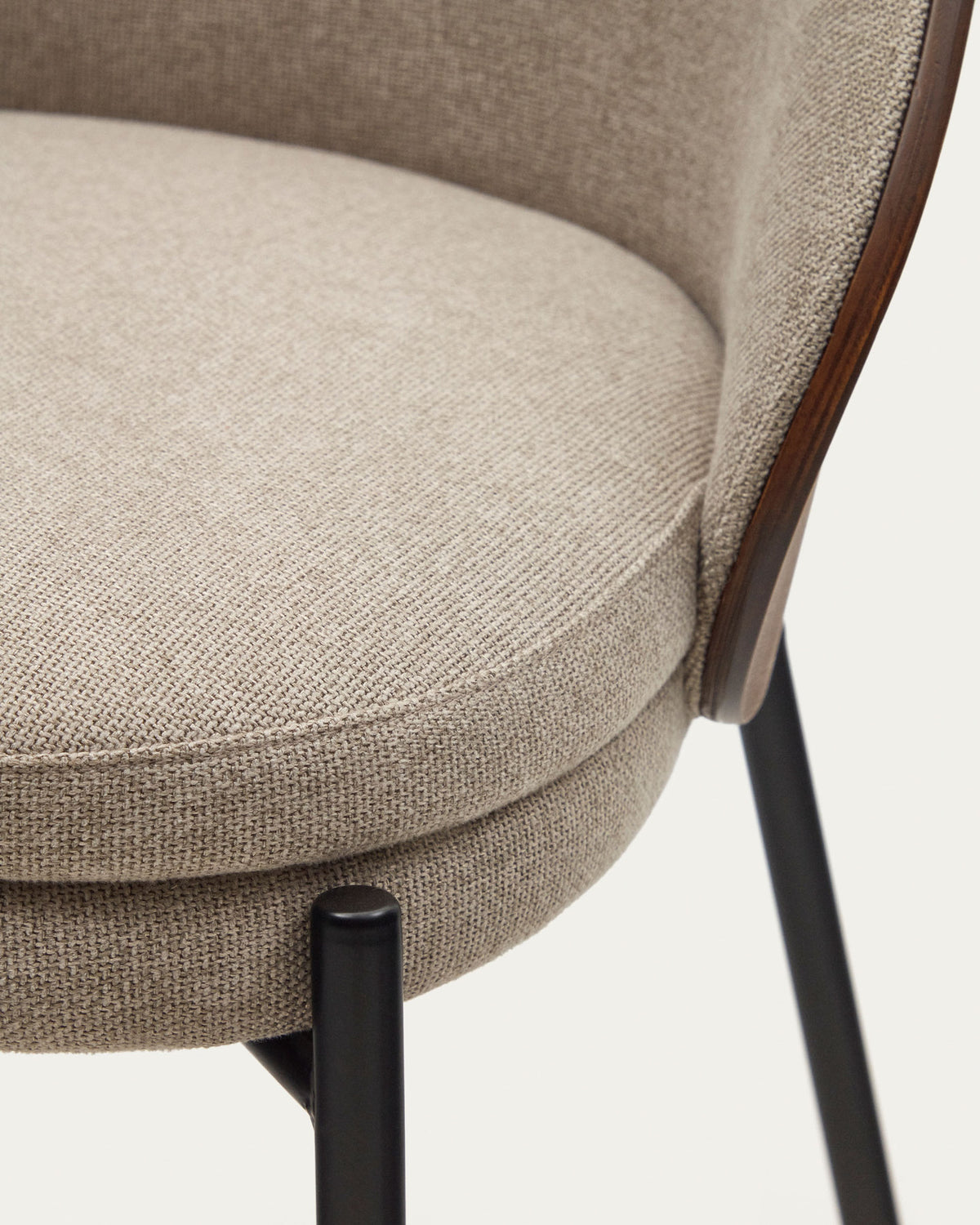 Eamy Stuhl aus hellbrauner Chenille mit Eschenfurnier in Nussbaum-Finish und schwarzem Metall in Beige präsentiert im Onlineshop von KAQTU Design AG. Stuhl ist von Kave Home