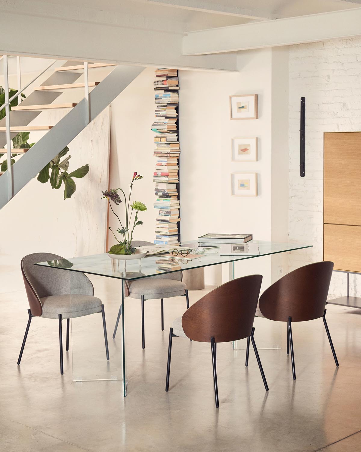 Eamy Stuhl: Stilvolle Chenille mit Eschenfurnier und schwarzem Metall.