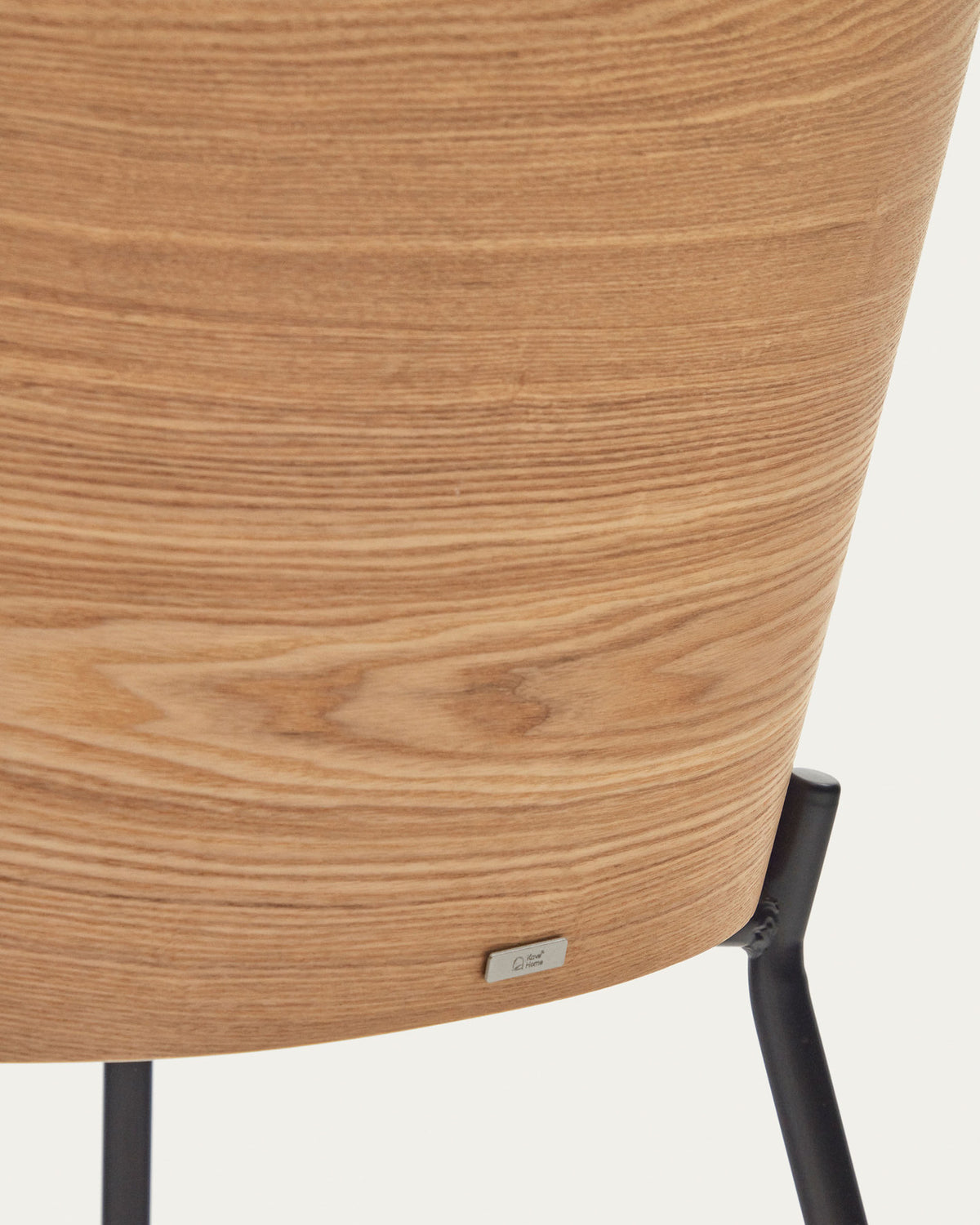 Eamy Stuhl hellgraue Chenille Eschenfurnier mit natürlichem Finish und Metall in Schwarz in Grau präsentiert im Onlineshop von KAQTU Design AG. Stuhl ist von Kave Home