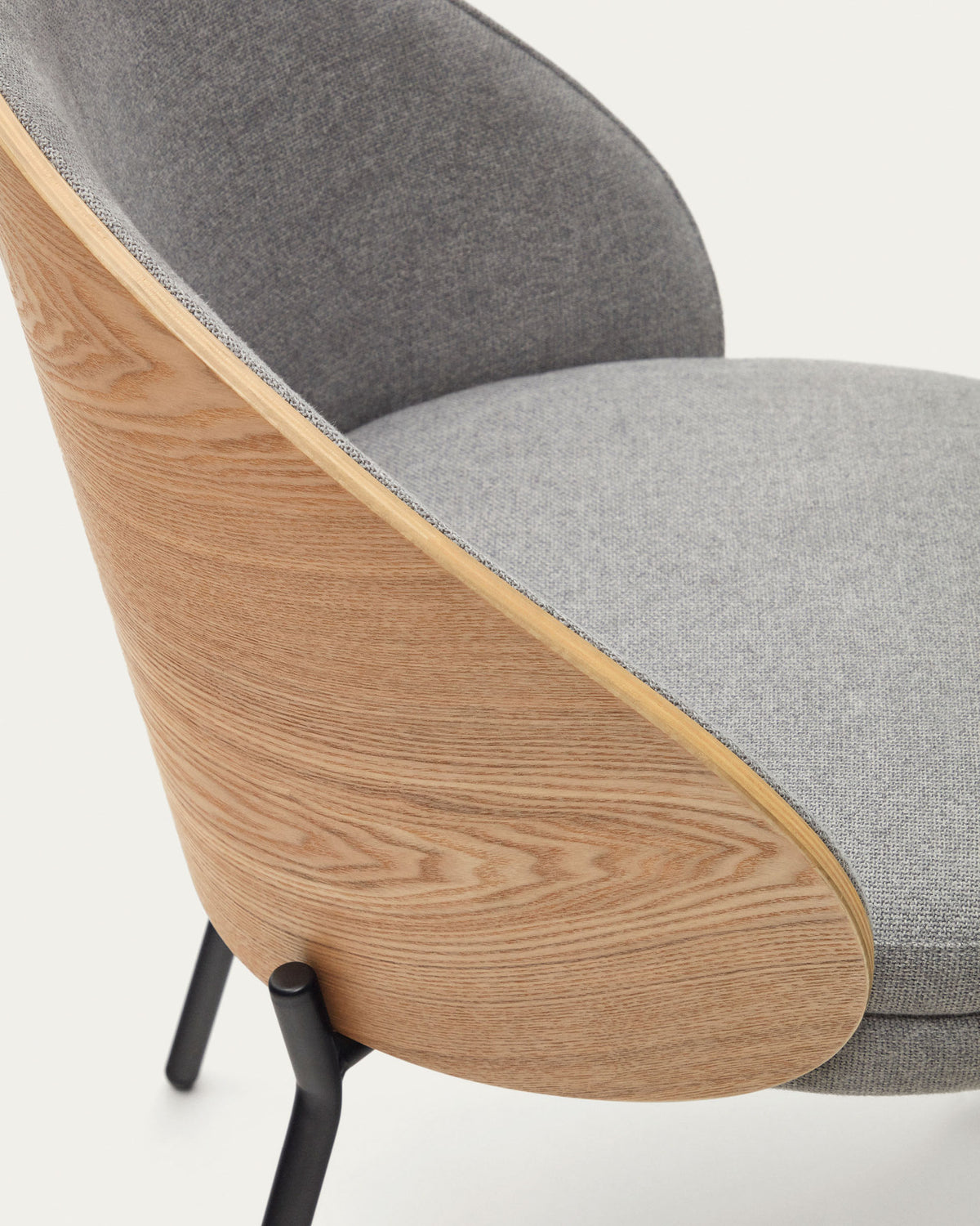 Eamy Stuhl hellgraue Chenille Eschenfurnier mit natürlichem Finish und Metall in Schwarz in Grau präsentiert im Onlineshop von KAQTU Design AG. Stuhl ist von Kave Home