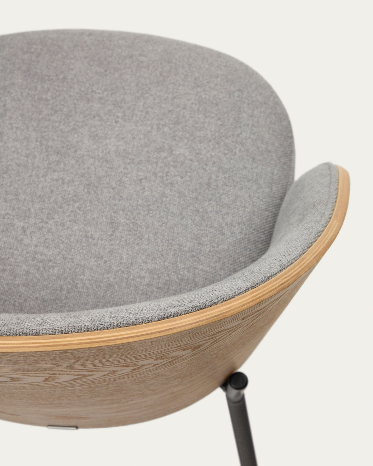 Eamy Stuhl hellgraue Chenille Eschenfurnier mit natürlichem Finish und Metall in Schwarz in Grau präsentiert im Onlineshop von KAQTU Design AG. Stuhl ist von Kave Home