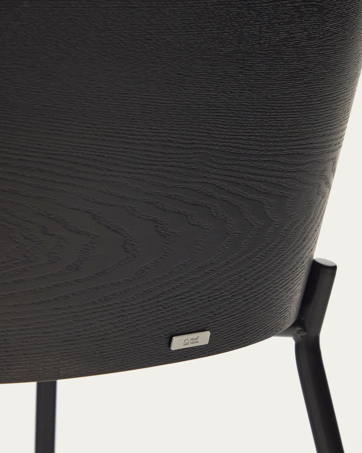 Eamy Stuhl hellgraue Chenille Eschenfurnier mit schwarzem Finish und Metall in Schwarz in Schwarz präsentiert im Onlineshop von KAQTU Design AG. Stuhl ist von Kave Home