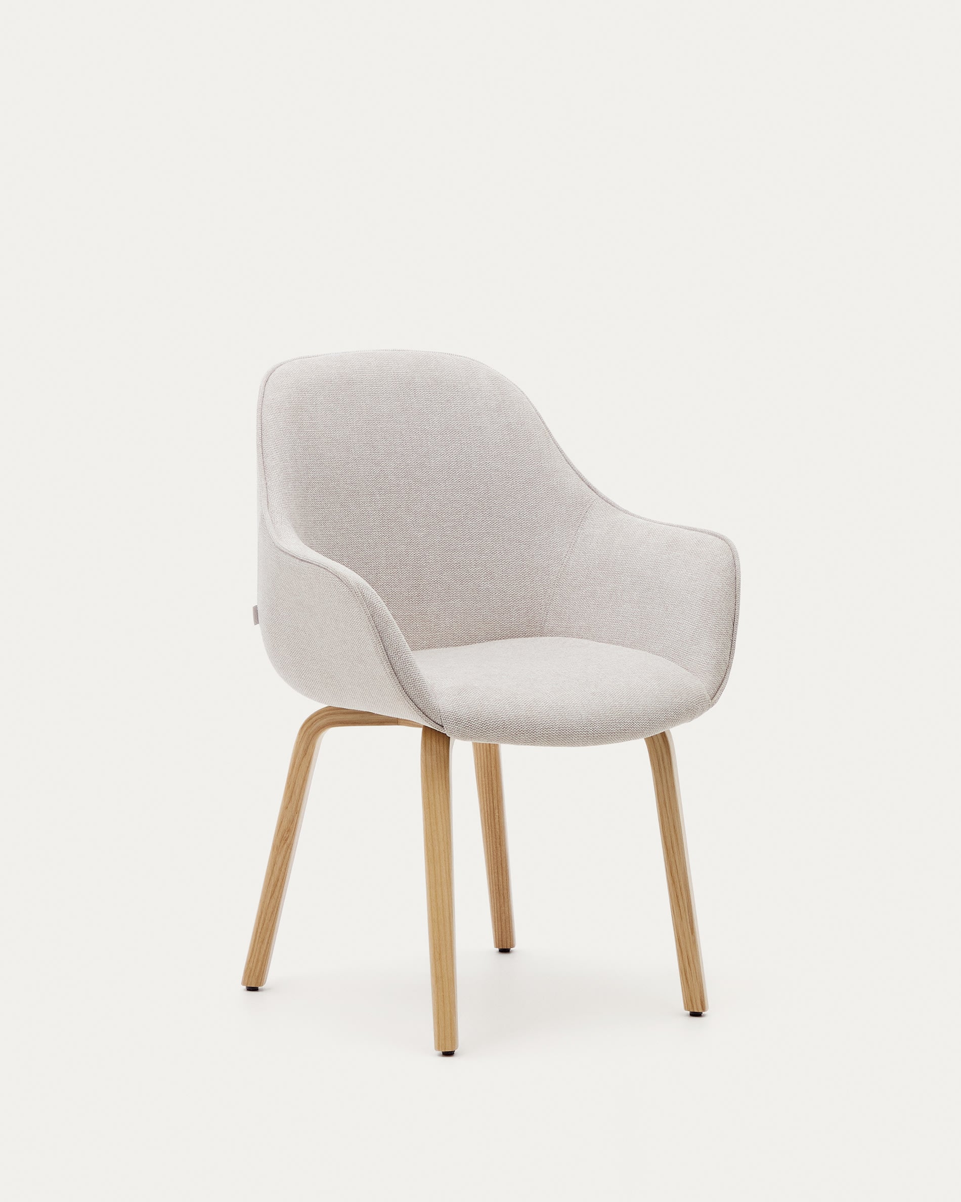 Eleganter Aleli Stuhl in Beige, Chenille-Polsterung, Eschenholzbeine, modernes Design, ideal für stilvollen Komfort.