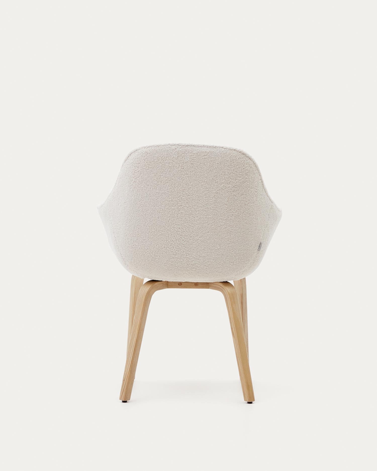 Stilvoller Aleli Stuhl mit luxuriösem Bouclé in Weiss und stabilen Eschenholzbeinen. Perfekt für elegantes Wohnen und höchsten Komfort.