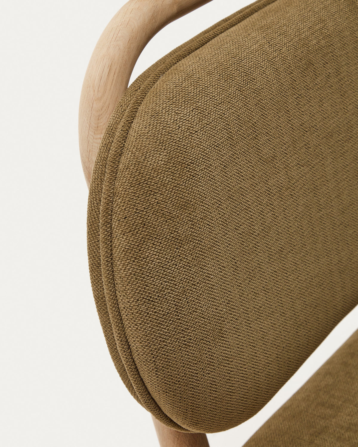Helda Stuhl aus grüner Chenille und massivem Eichenholz FSC Mix Credit in Grün, Natur präsentiert im Onlineshop von KAQTU Design AG. Stuhl ist von Kave Home