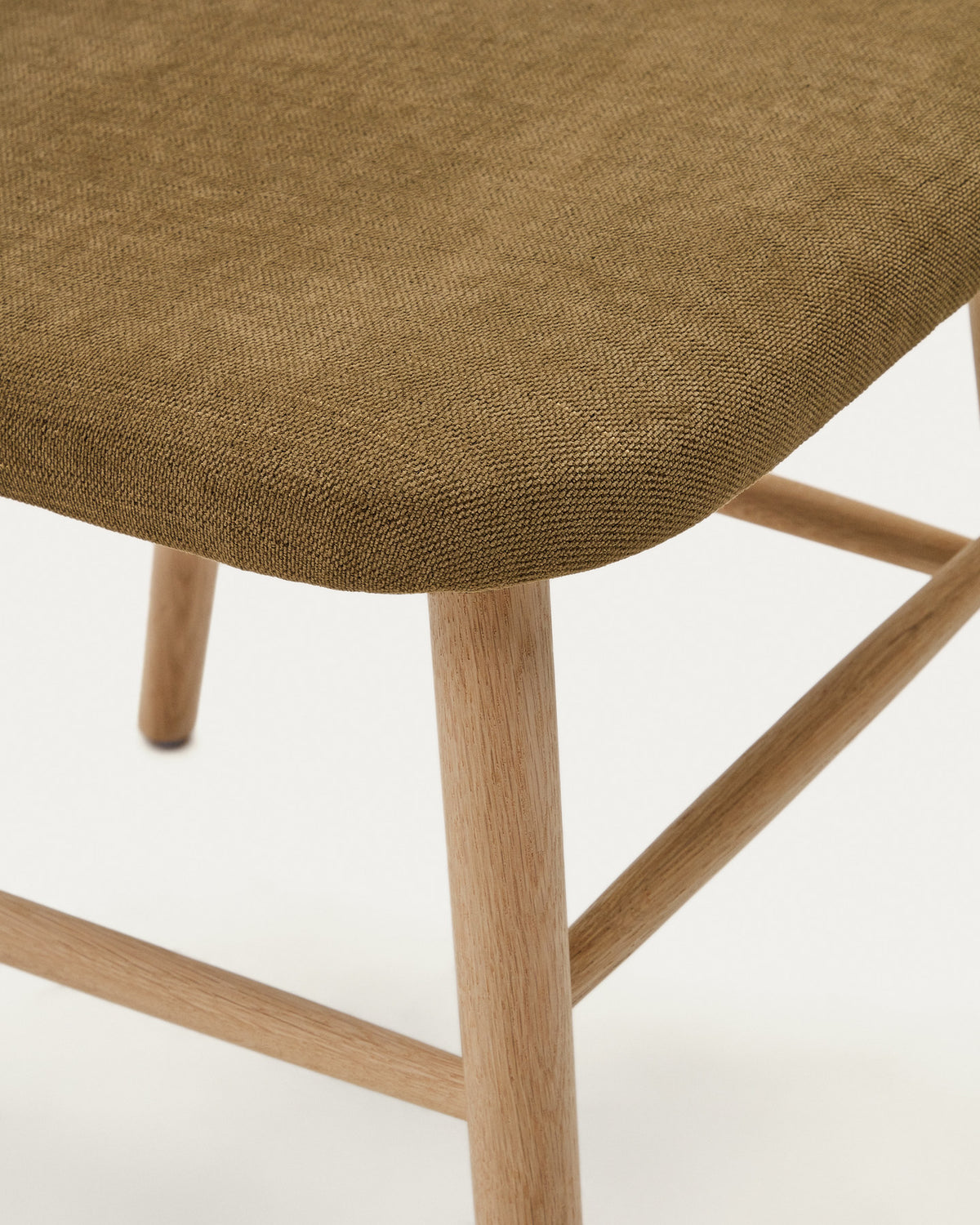 Helda Stuhl aus grüner Chenille und massivem Eichenholz FSC Mix Credit in Grün, Natur präsentiert im Onlineshop von KAQTU Design AG. Stuhl ist von Kave Home