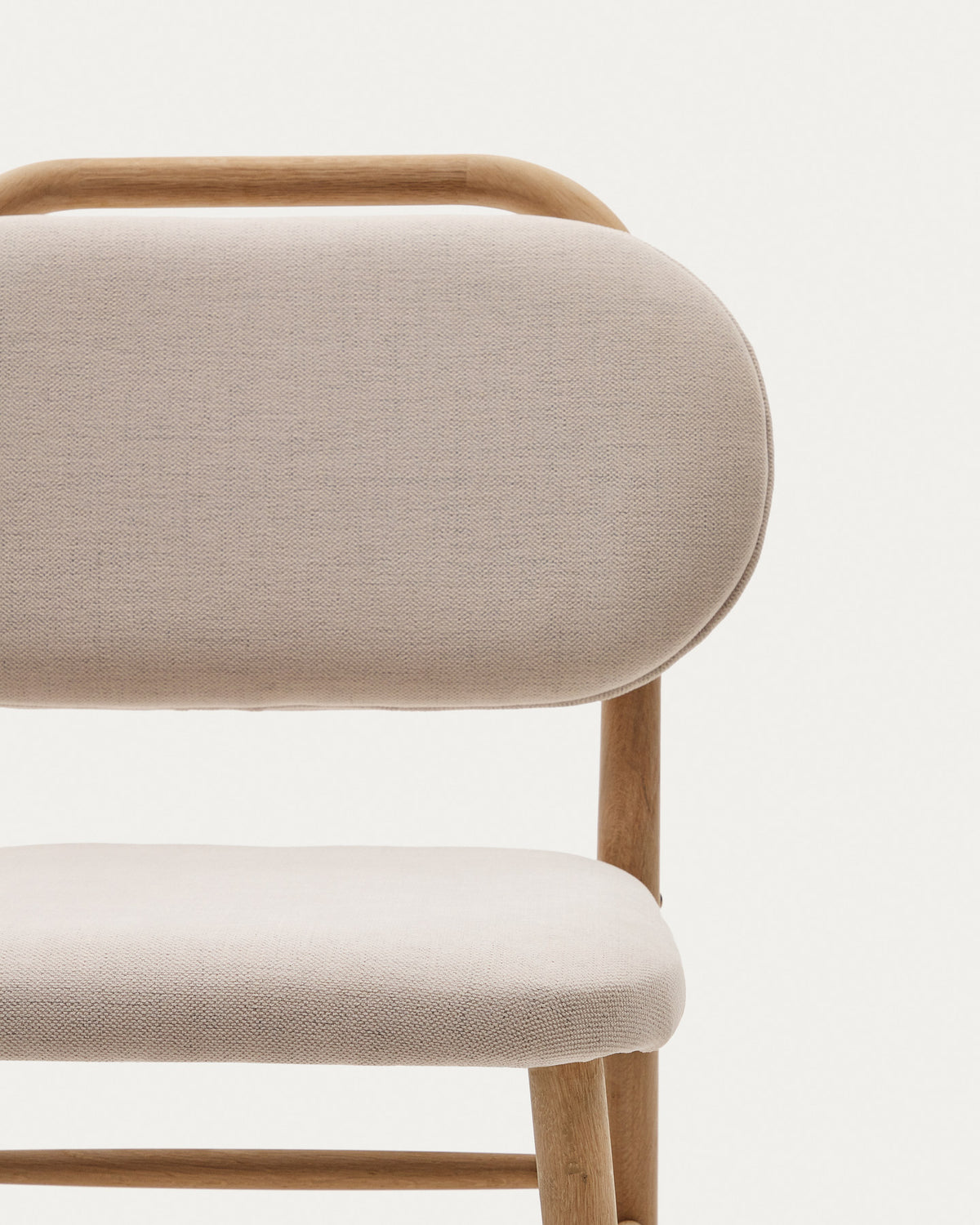 Helda Stuhl aus beiger Chenille und massivem Eichenholz FSC Mix Credit in Beige, Natur präsentiert im Onlineshop von KAQTU Design AG. Stuhl ist von Kave Home
