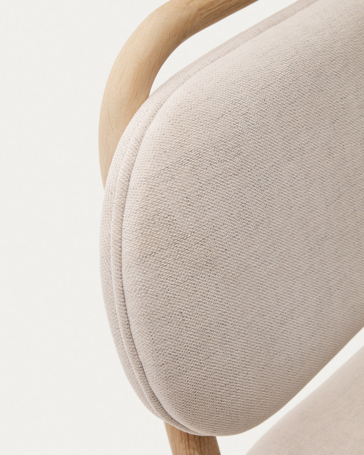 Helda Stuhl aus beiger Chenille und massivem Eichenholz FSC Mix Credit in Beige, Natur präsentiert im Onlineshop von KAQTU Design AG. Stuhl ist von Kave Home