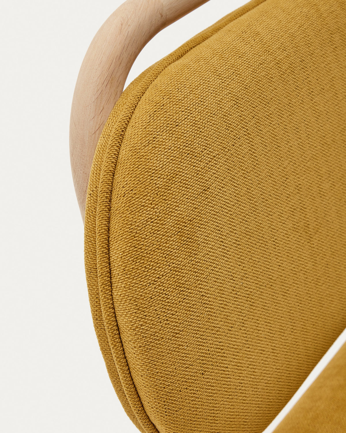 Helda Stuhl aus senfgelber Chenille und massivem Eichenholz FSC Mix Credit in Senfgelb, Natur präsentiert im Onlineshop von KAQTU Design AG. Stuhl ist von Kave Home