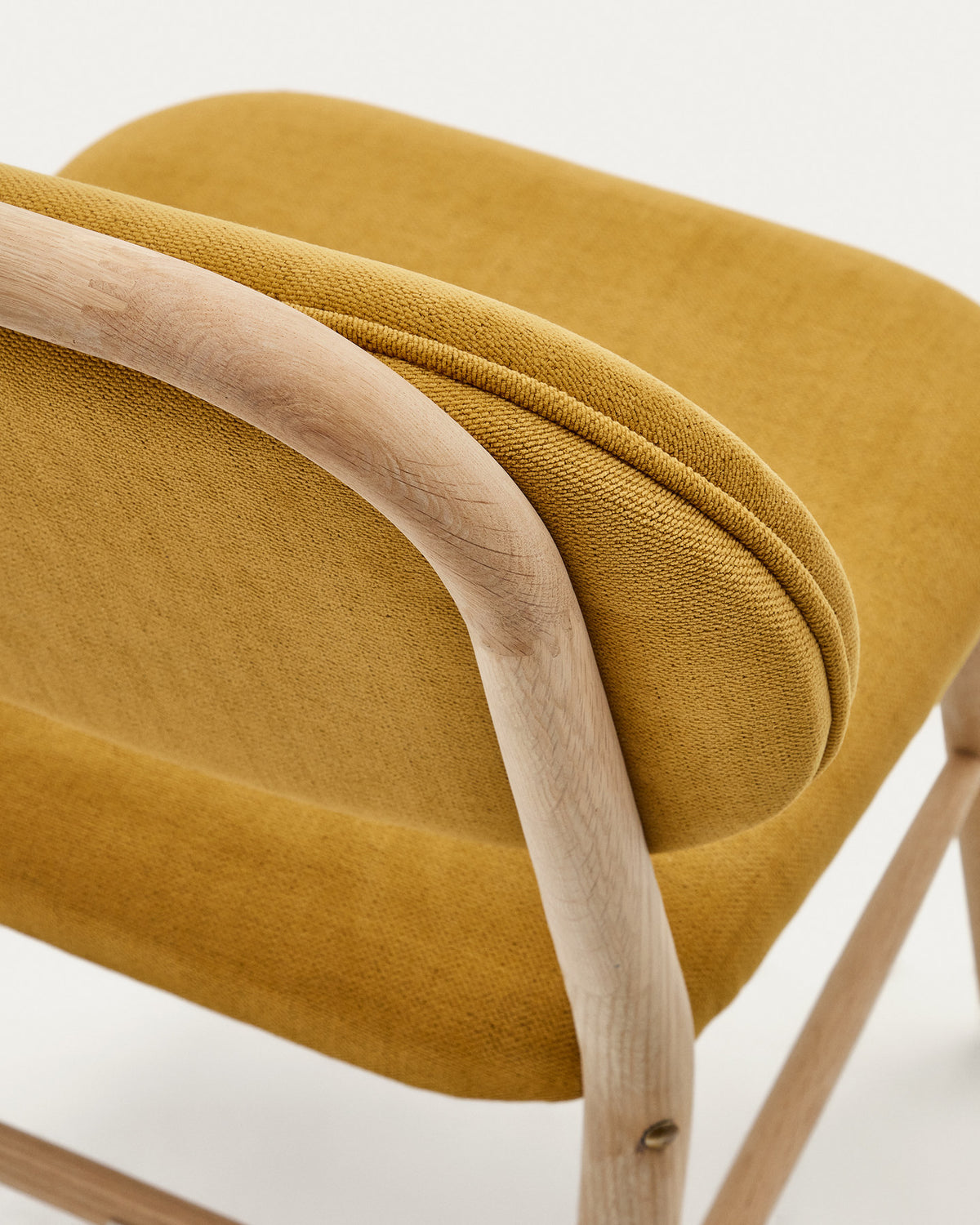Helda Stuhl aus senfgelber Chenille und massivem Eichenholz FSC Mix Credit in Senfgelb, Natur präsentiert im Onlineshop von KAQTU Design AG. Stuhl ist von Kave Home