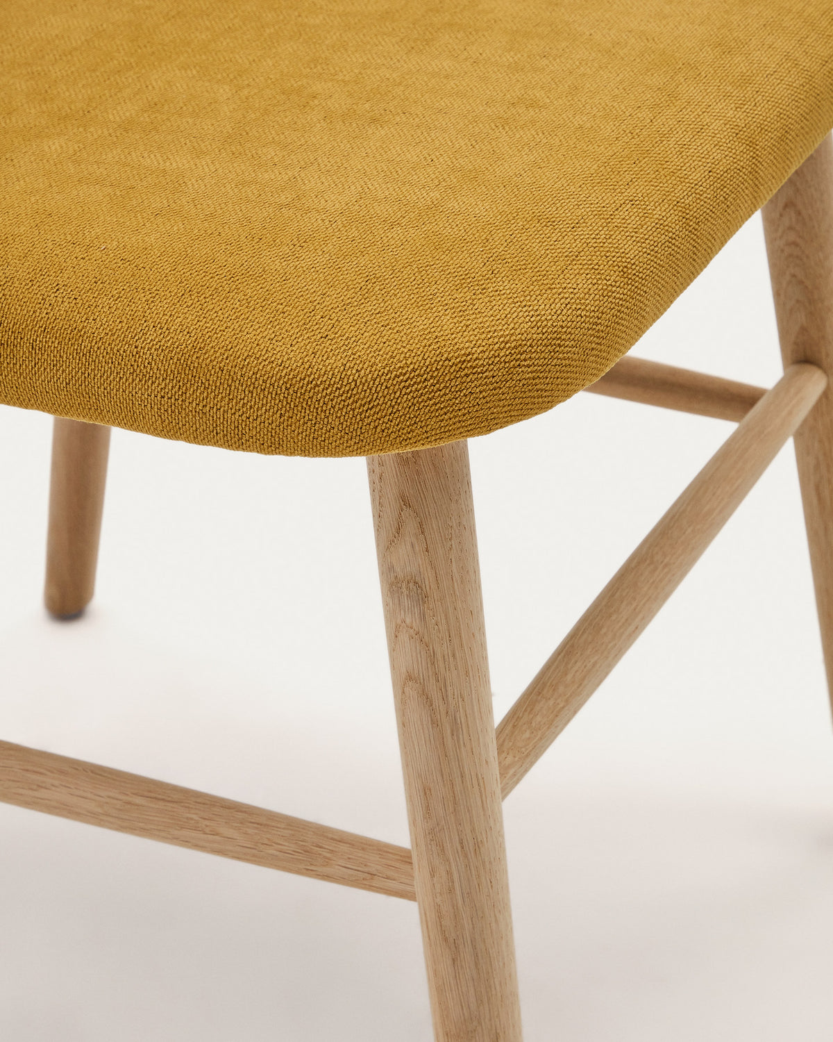 Helda Stuhl aus senfgelber Chenille und massivem Eichenholz FSC Mix Credit in Senfgelb, Natur präsentiert im Onlineshop von KAQTU Design AG. Stuhl ist von Kave Home