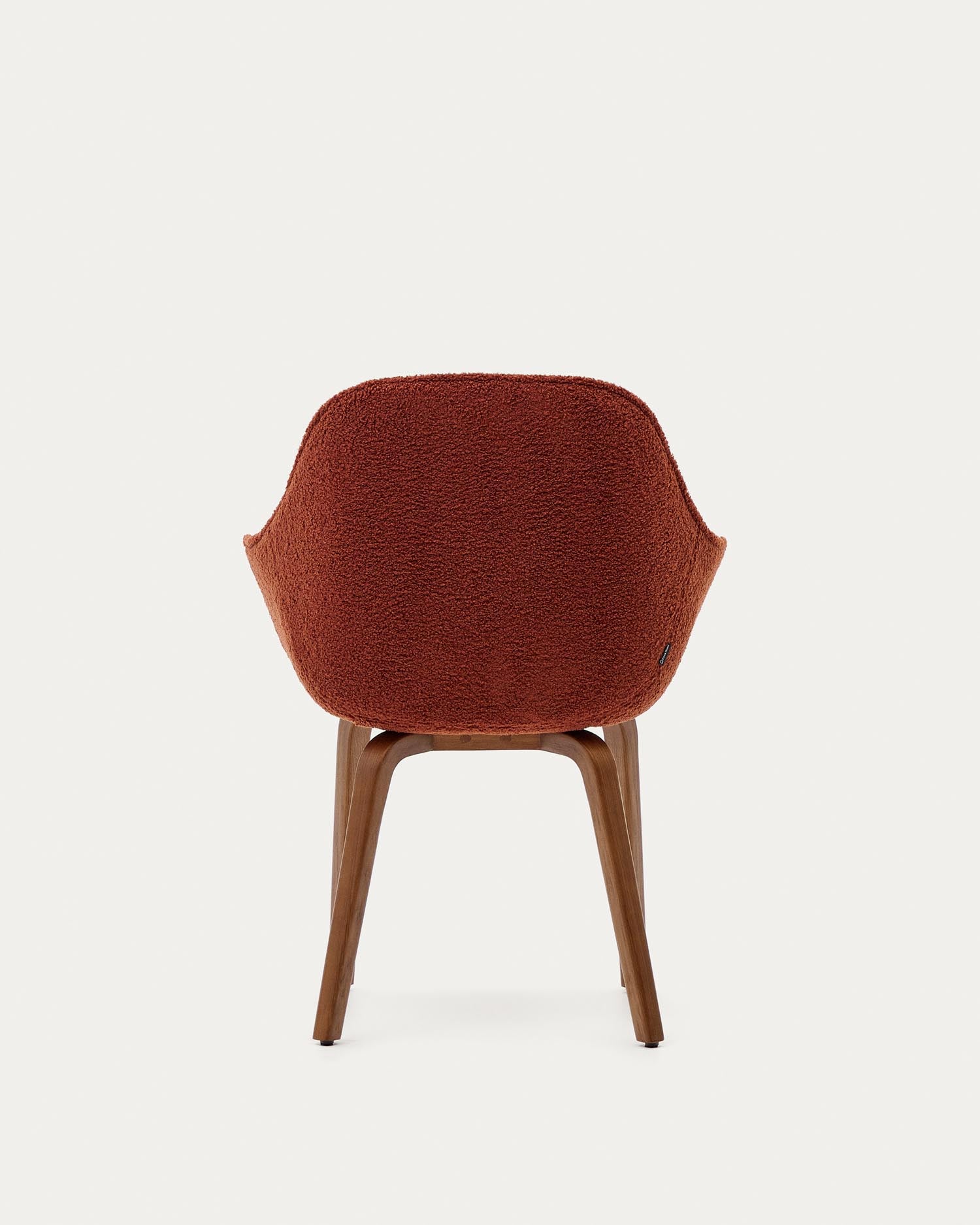 Stilvoller Aleli Stuhl mit Bouclé-Bezug in Terrakotta und robusten Eschenholzbeinen mit edlem Nussbaum-Finish von Kave Home.