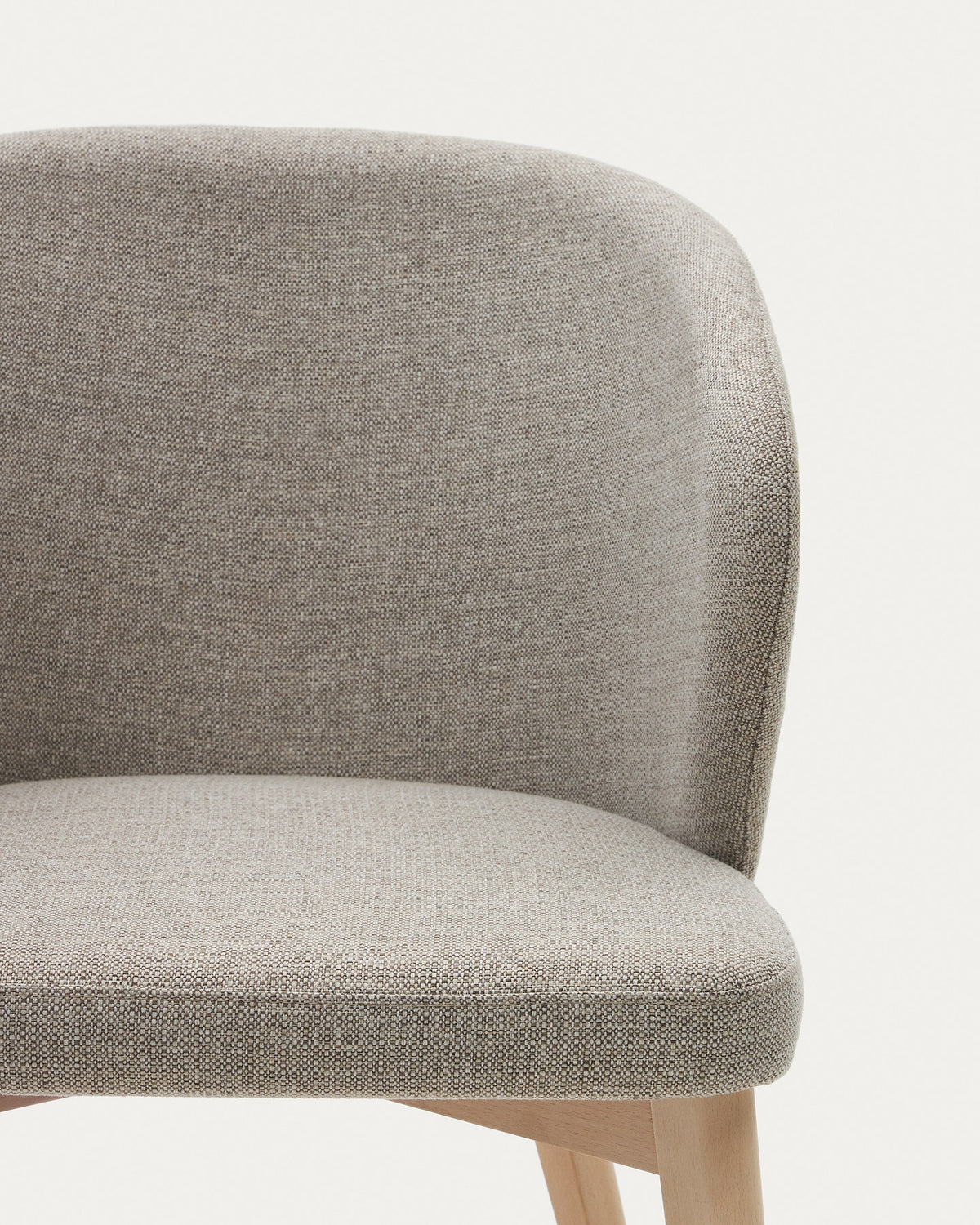 Darice Stuhl aus brauner Chenille und massivem Buchenholz mit naturfarbenem Finish FSC 100% in Braun, Natur präsentiert im Onlineshop von KAQTU Design AG. Stuhl mit Armlehne ist von Kave Home