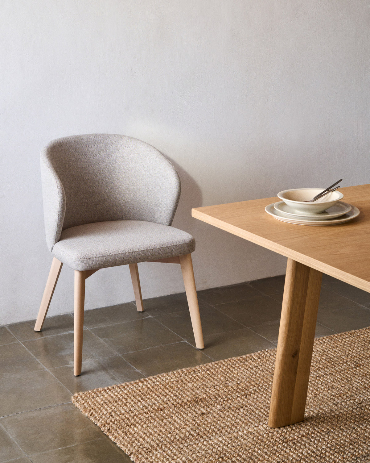 Darice Stuhl aus brauner Chenille und massivem Buchenholz mit naturfarbenem Finish FSC 100% in Braun, Natur präsentiert im Onlineshop von KAQTU Design AG. Stuhl mit Armlehne ist von Kave Home