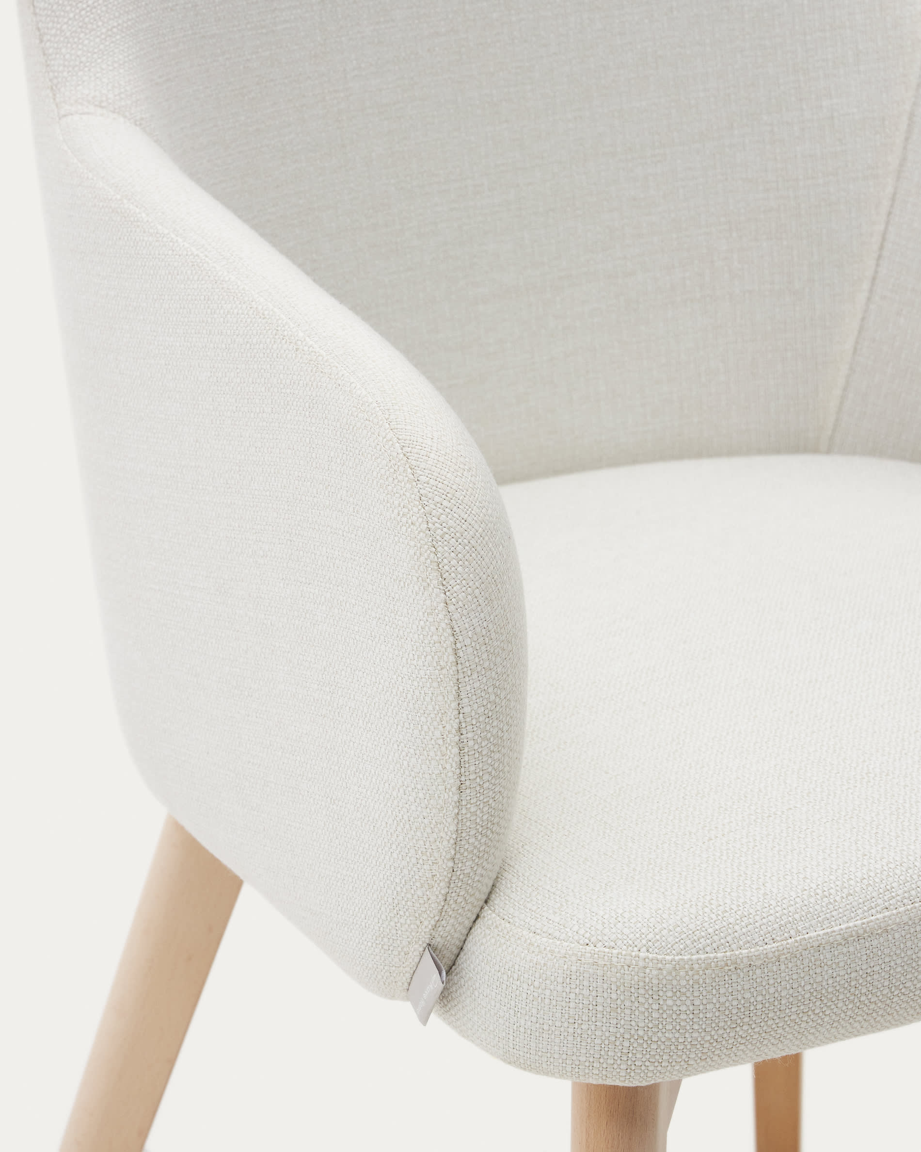 Eleganter Nelida Stuhl in beiger Chenille und massivem Buchenholz. Zeitloses Design, ideal für Esszimmer und Wohnzimmer, nachhaltig produziert.