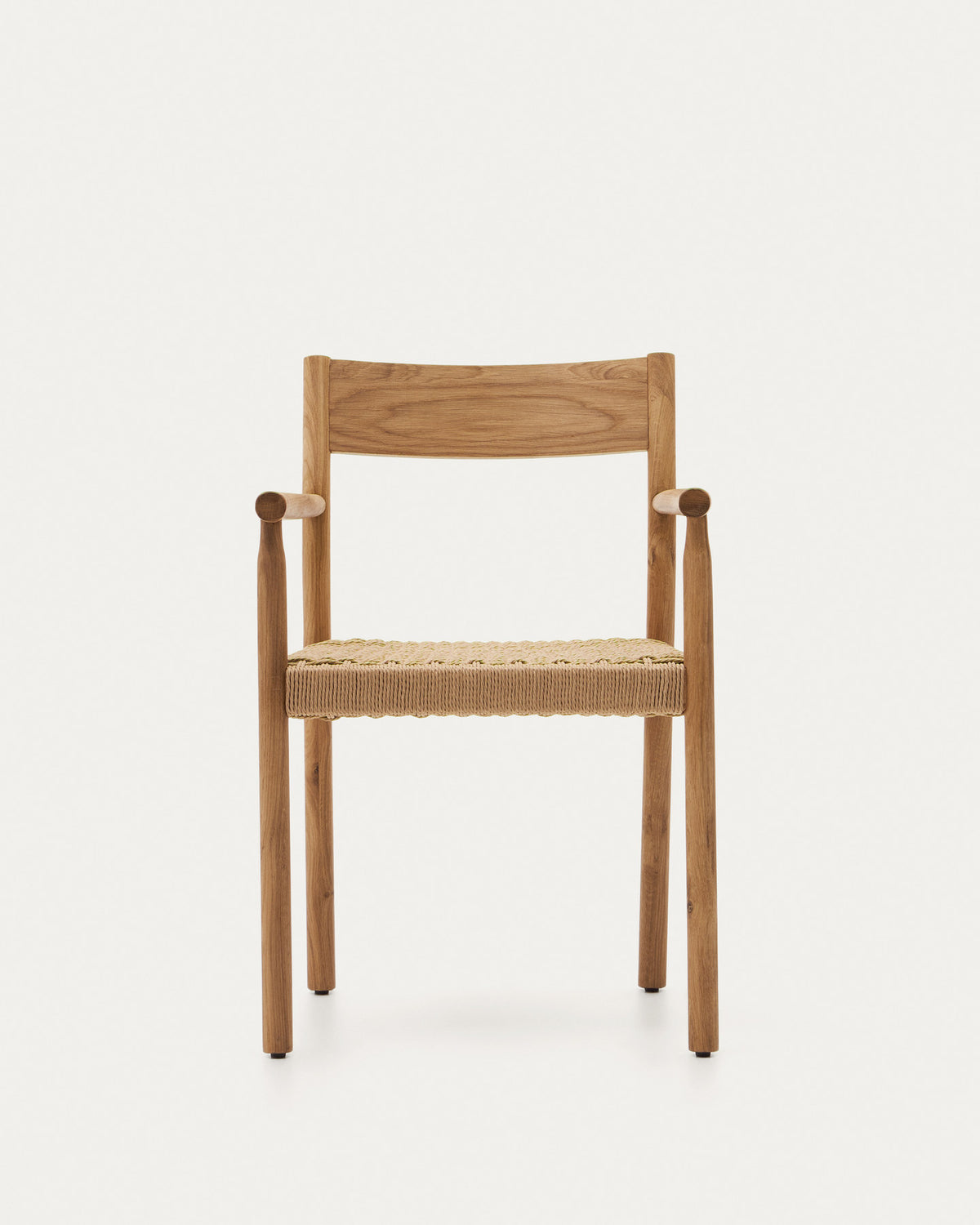 Yalia Stuhl aus massivem Eichenholz mit naturfarbenem Finish und Sitzfläche aus Seil FSC Mix Credit in Natur präsentiert im Onlineshop von KAQTU Design AG. Gartenstuhl mit Armlehnen ist von Kave Home