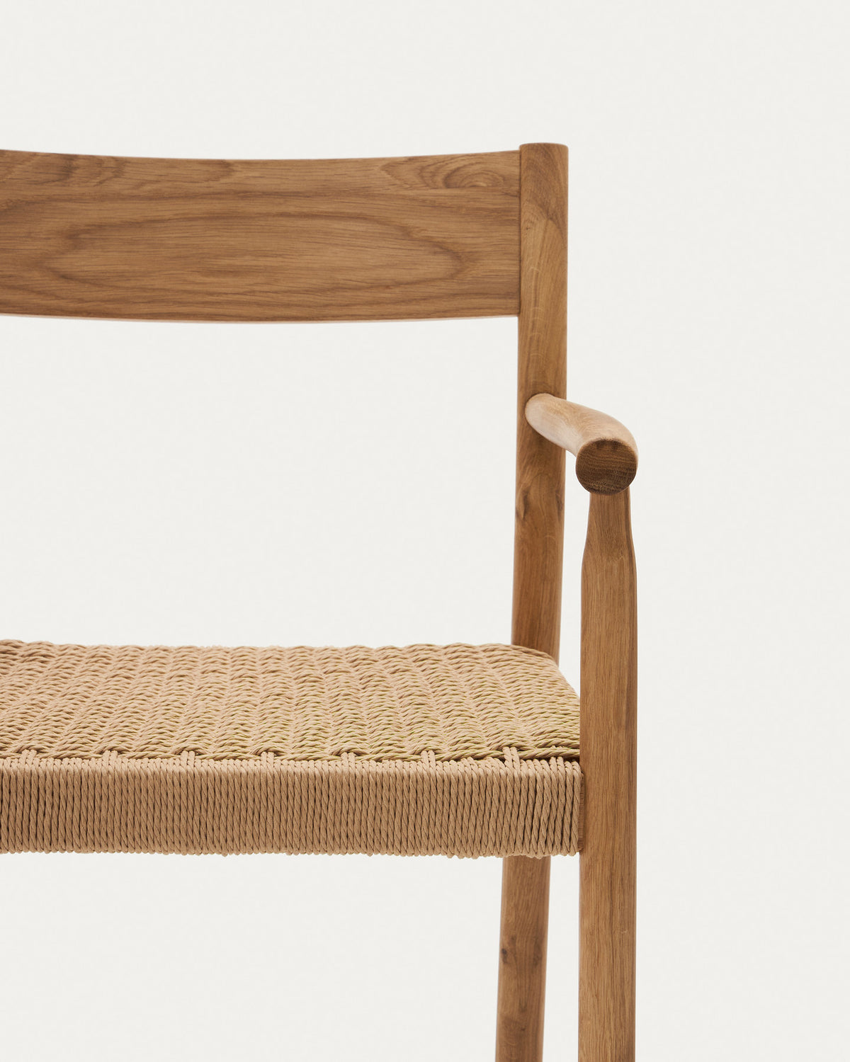 Yalia Stuhl aus massivem Eichenholz mit naturfarbenem Finish und Sitzfläche aus Seil FSC Mix Credit in Natur präsentiert im Onlineshop von KAQTU Design AG. Gartenstuhl mit Armlehnen ist von Kave Home