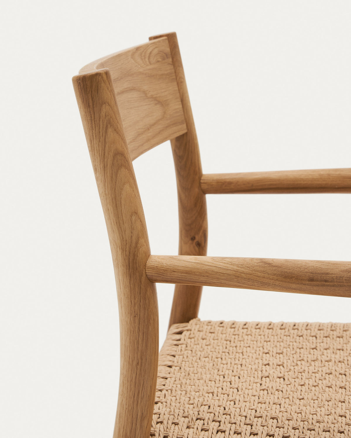 Yalia Stuhl aus massivem Eichenholz mit naturfarbenem Finish und Sitzfläche aus Seil FSC Mix Credit in Natur präsentiert im Onlineshop von KAQTU Design AG. Gartenstuhl mit Armlehnen ist von Kave Home