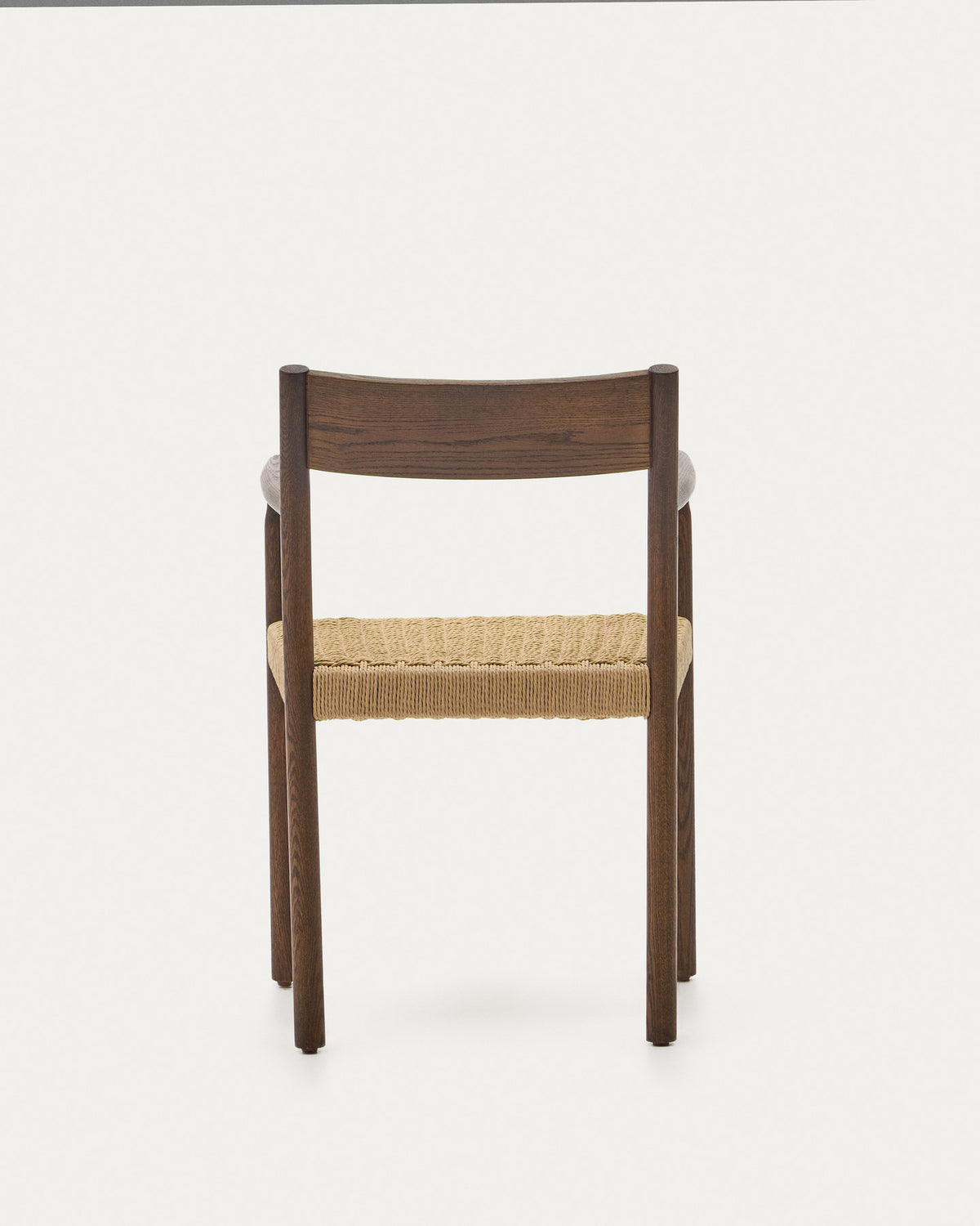 Yalia Stuhl aus massivem Eichenholz mit Nussbaum-Finish und Sitzfläche aus Seil FSC Mix Credit in Natur, Braun präsentiert im Onlineshop von KAQTU Design AG. Stuhl mit Armlehne ist von Kave Home