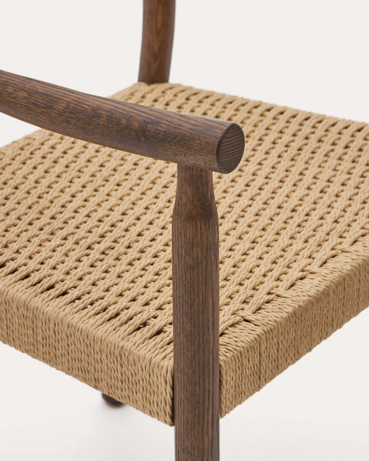 Yalia Stuhl aus massivem Eichenholz mit Nussbaum-Finish und Sitzfläche aus Seil FSC Mix Credit in Natur, Braun präsentiert im Onlineshop von KAQTU Design AG. Stuhl mit Armlehne ist von Kave Home