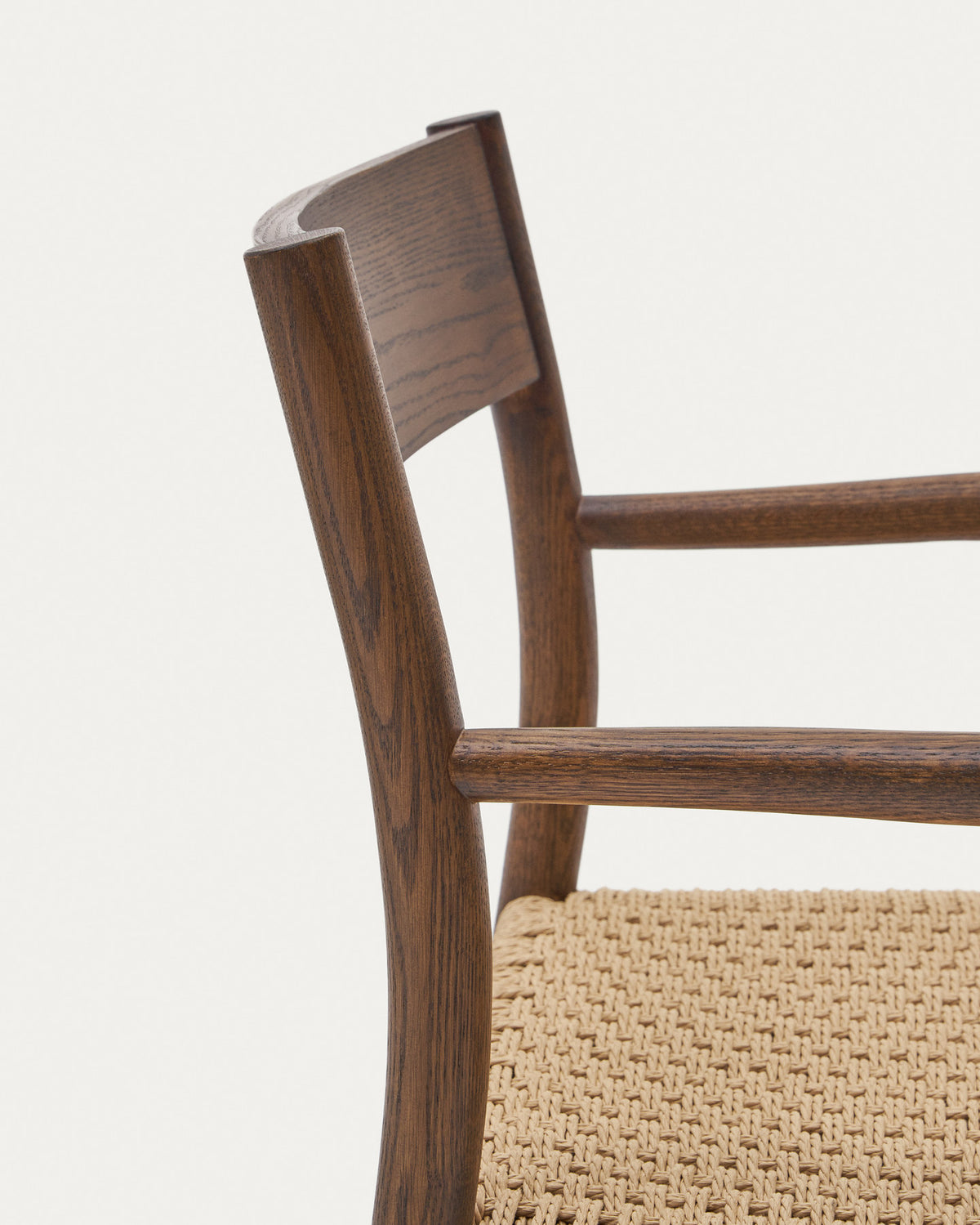 Yalia Stuhl aus massivem Eichenholz mit Nussbaum-Finish und Sitzfläche aus Seil FSC Mix Credit in Natur, Braun präsentiert im Onlineshop von KAQTU Design AG. Stuhl mit Armlehne ist von Kave Home
