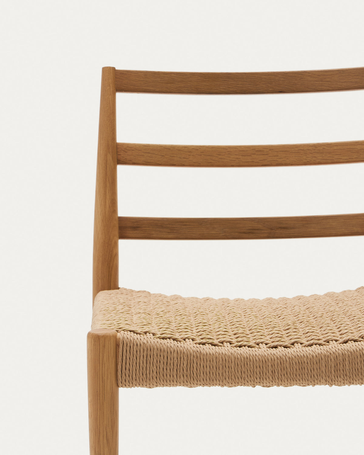 Analy Stuhl aus massivem Eichenholz mit naturfarbenem Finish und Sitzfläche aus Seil FSC Mix Credit in Natur präsentiert im Onlineshop von KAQTU Design AG. Stuhl ist von Kave Home