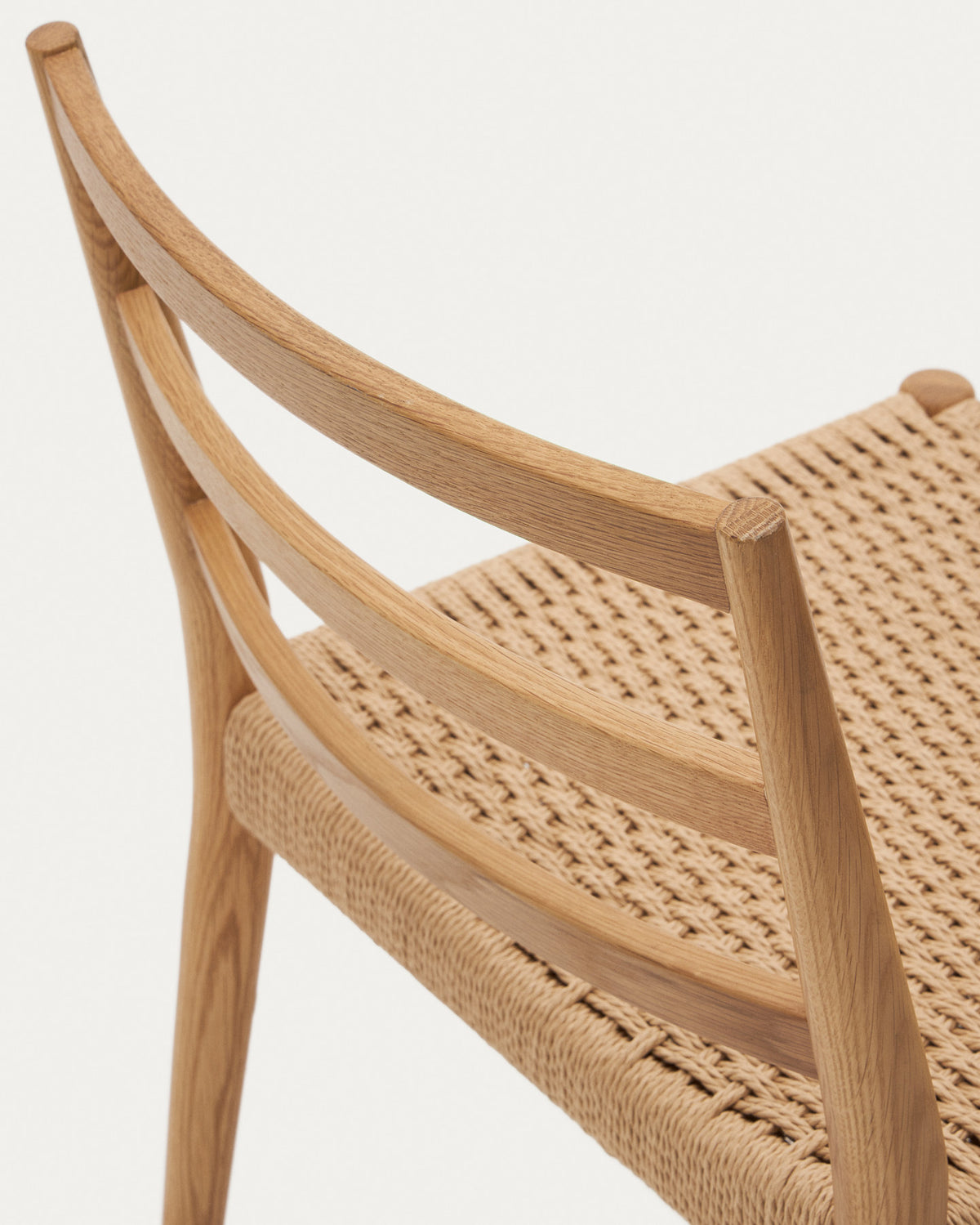 Analy Stuhl aus massivem Eichenholz mit naturfarbenem Finish und Sitzfläche aus Seil FSC Mix Credit in Natur präsentiert im Onlineshop von KAQTU Design AG. Stuhl ist von Kave Home