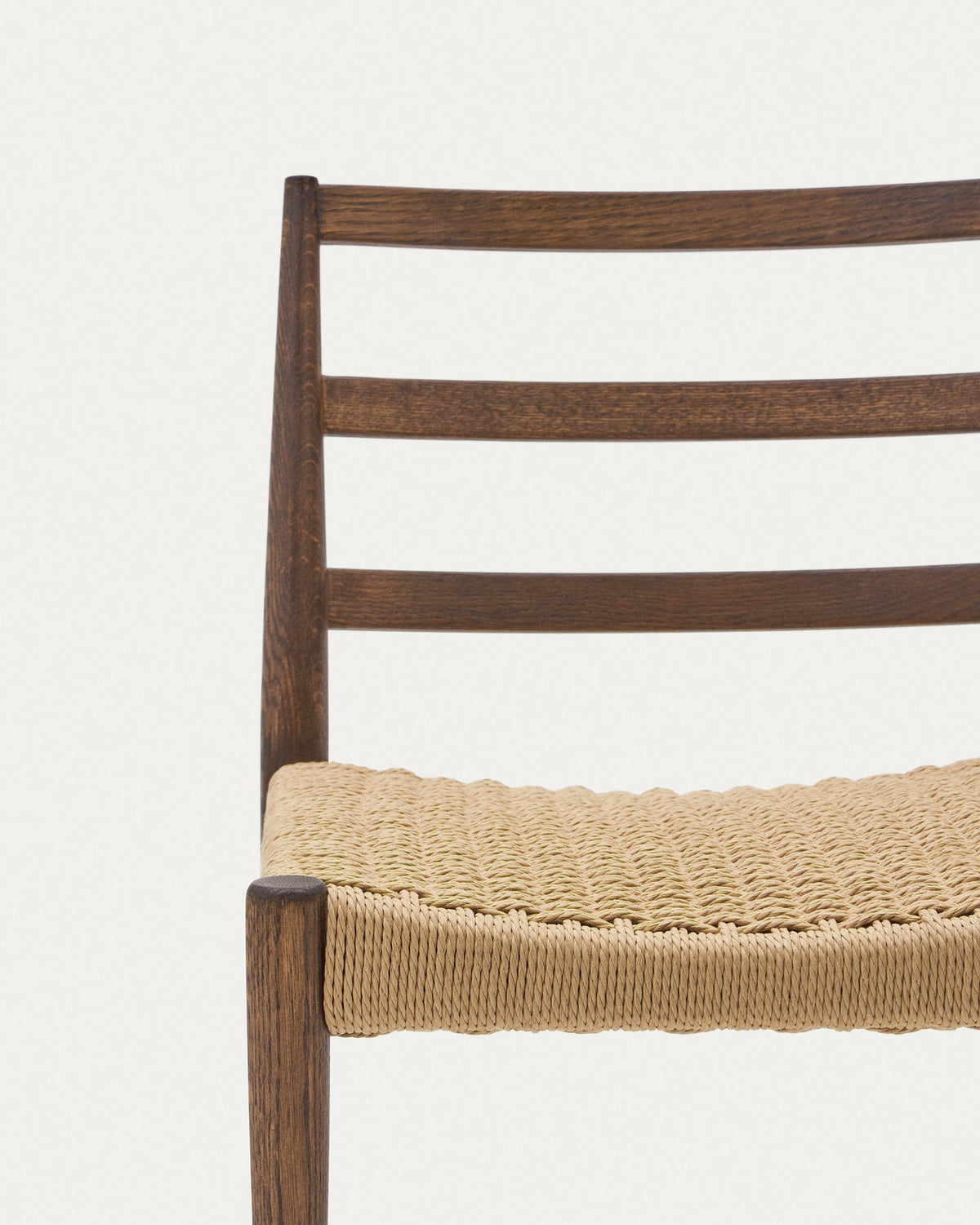 Analy Stuhl aus massivem Eichenholz mit Nussbaum-Finish und Sitzfläche aus Seil FSC Mix Credit in Natur, Braun präsentiert im Onlineshop von KAQTU Design AG. Stuhl ist von Kave Home
