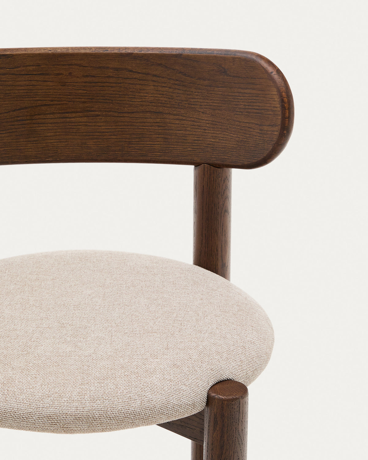 Nebai Stuhl aus brauner Chenille und Gestell aus massivem Eichenholz mit Nussholz Finish FSC MIX Credit in Braun, Weiss präsentiert im Onlineshop von KAQTU Design AG. Stuhl ist von Kave Home