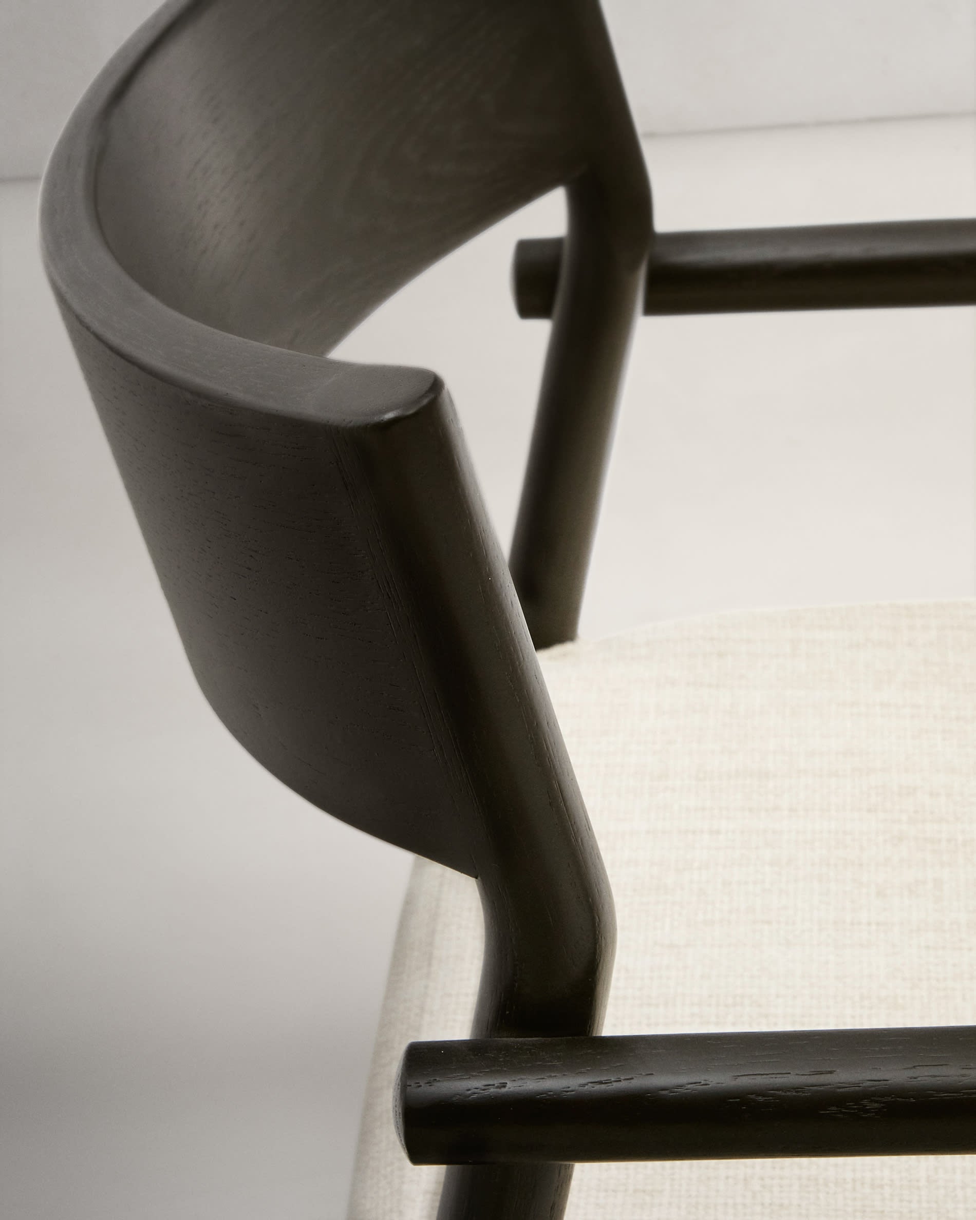 Stilvoller Falconera Stuhl aus robustem, FSC-zertifiziertem Eichenholz in elegantem Schwarz. Praktischer, abziehbarer Bezug für mühelose Reinigung und Komfort.