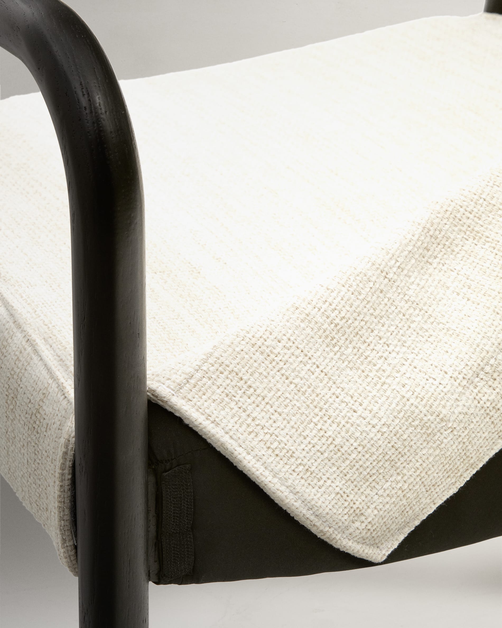 Eleganter Falconera Stuhl aus massivem Eichenholz in Schwarz. Abziehbarer Bezug für einfache Pflege und hohen Sitzkomfort. Ideal für jedes Zuhause.