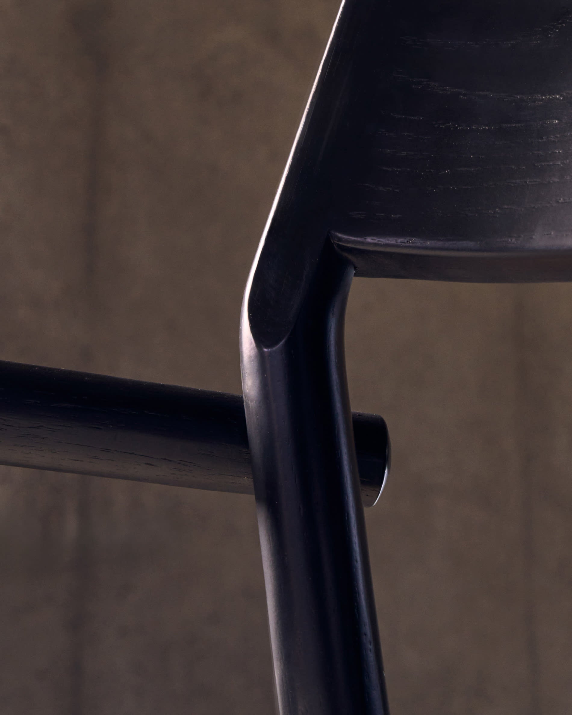 Eleganter Falconera Stuhl aus massivem schwarzem Eichenholz, abziehbarer Bezug, nachhaltig mit FSC-zertifiziertem Holz gefertigt.