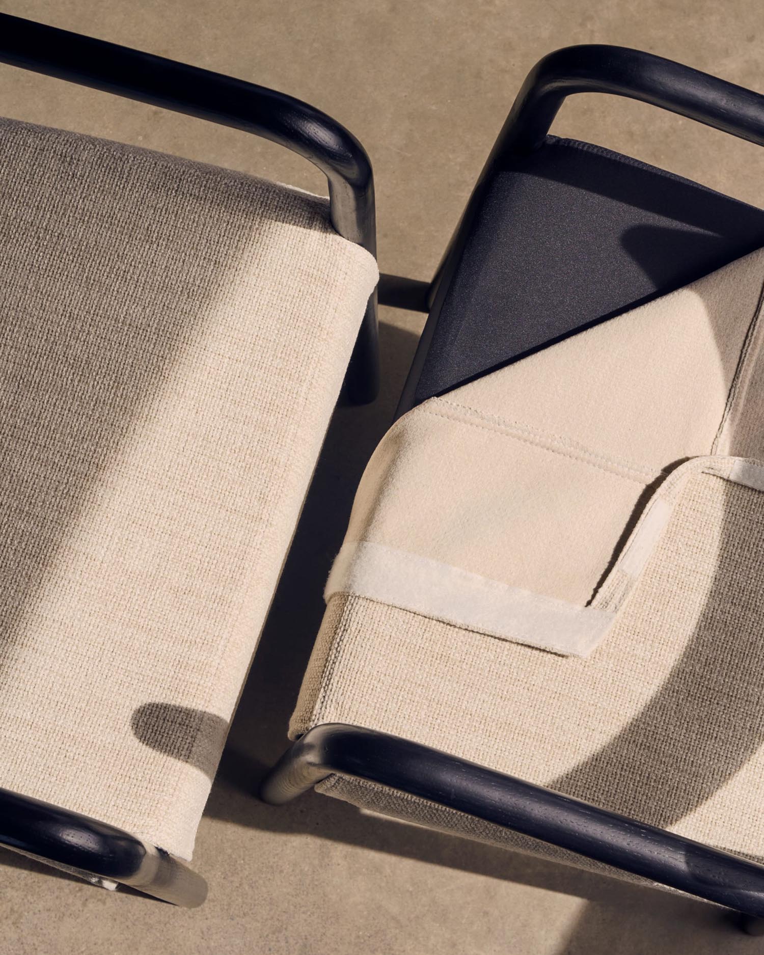 Eleganter Falconera Stuhl aus schwarzem Eichenholz, abziehbarer Bezug, FSC-zertifiziert, ideal für stilvolle Räume.