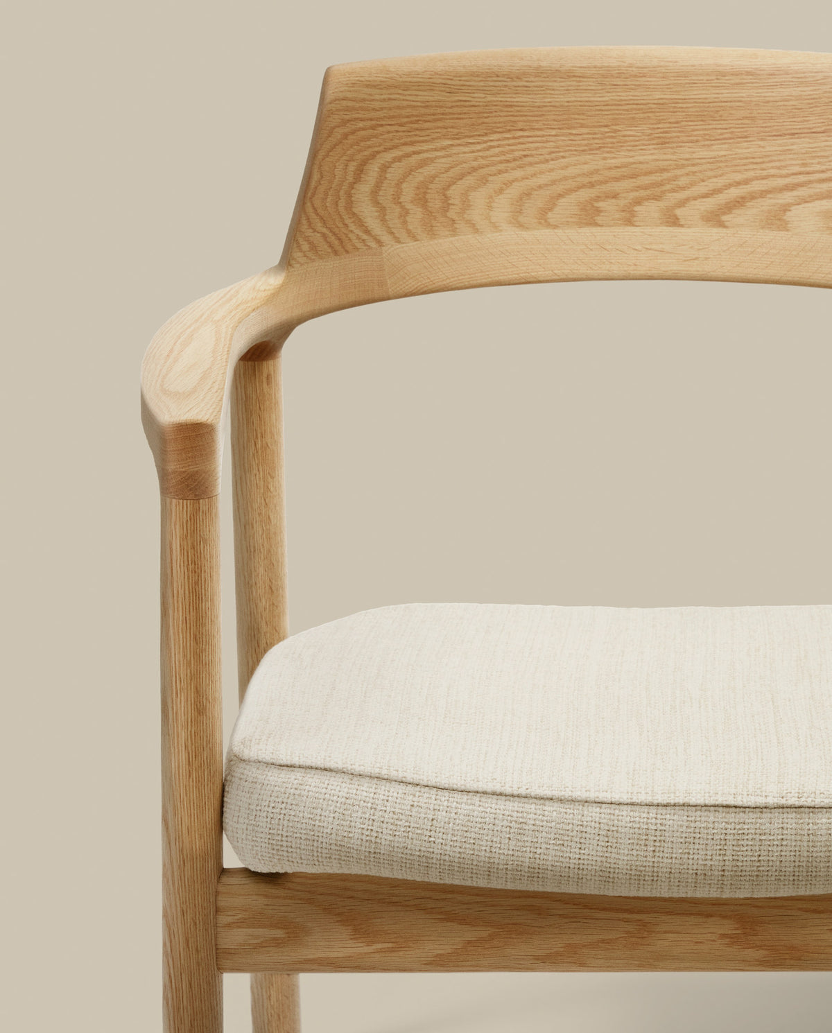 Alocs Stuhl abnehmbarer Bezug Chenille beige massive Eiche Natur-Finish FSC Mix Credit in Beige, Natur präsentiert im Onlineshop von KAQTU Design AG. Stuhl mit Armlehne ist von Kave Home