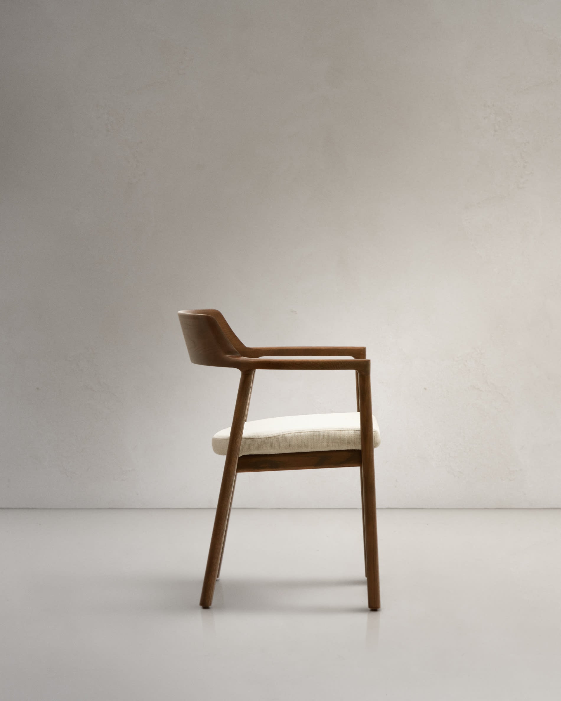 Eleganter Alocs Stuhl mit beigem Chenille-Bezug, abnehmbar, gefertigt aus FSC-zertifizierter massiver Eiche mit Nussbaum-Finish.