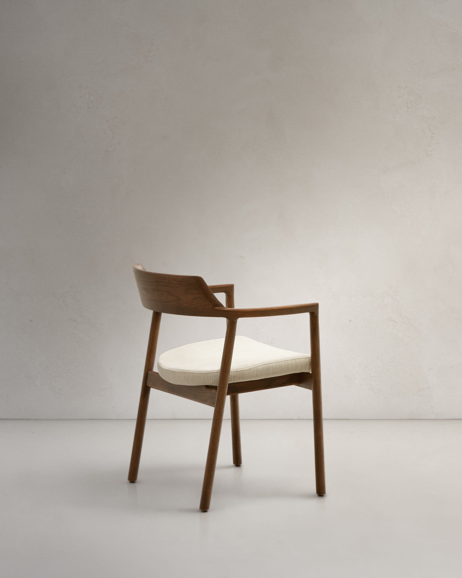 Moderner Alocs Stuhl mit beigem Chenille-Bezug, abnehmbar, aus FSC-zertifizierter massiver Eiche mit edlem Nussbaum-Finish.