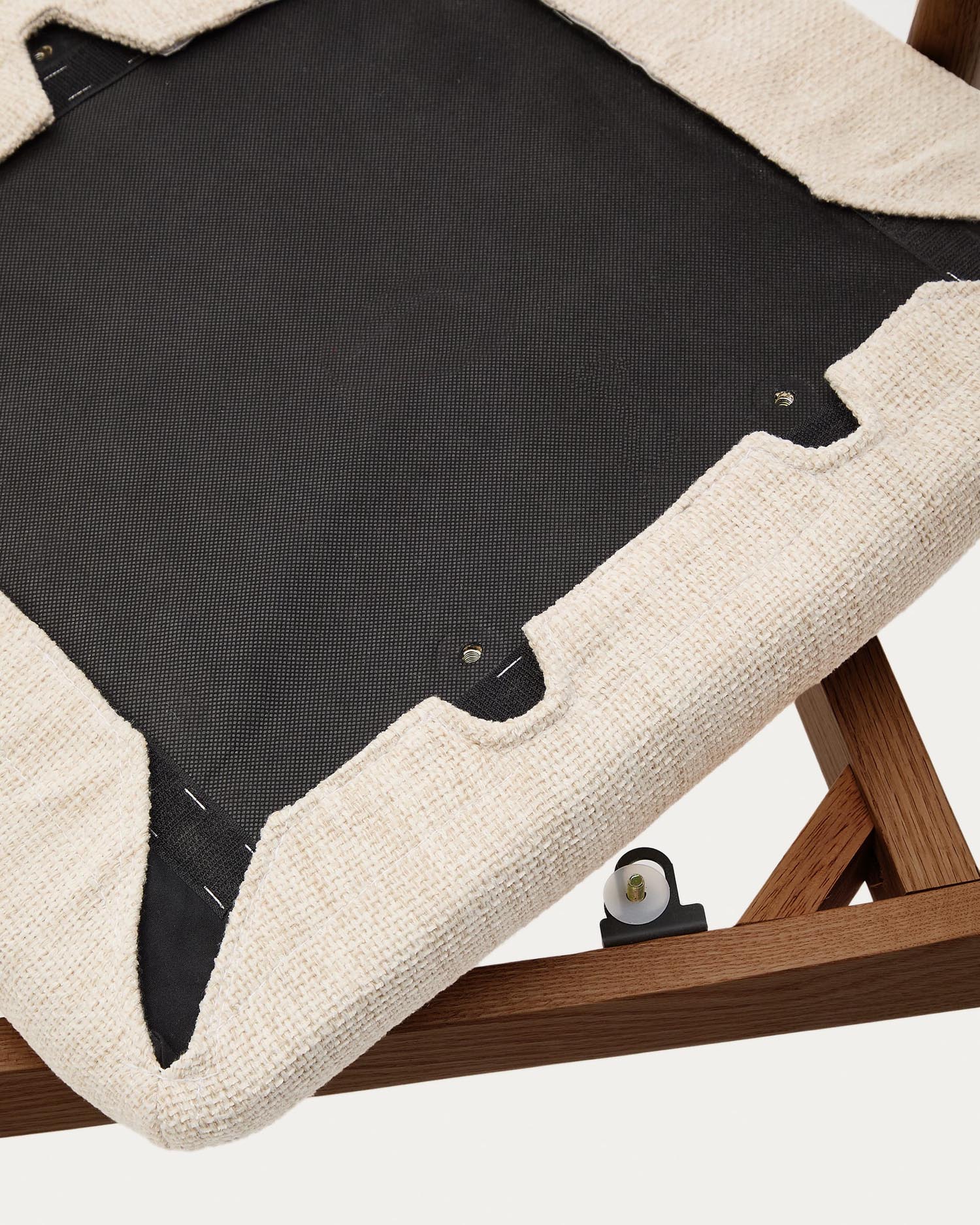 Eleganter Alocs Stuhl mit abnehmbarem Chenille-Bezug in sanftem Beige, robustem Eichenholz im Nussbaum-Finish, ideal für stilvolle Wohnräume.